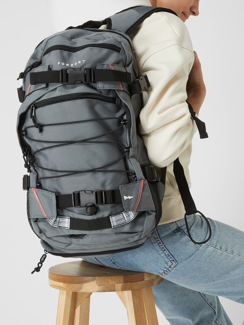Rucksack mit Label-Details Modell 'LOUIS' in mittelgrau