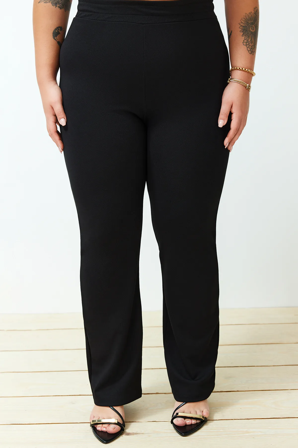 Trendyol Curve  Set aus schwarzem, geschlitztem, detailliertem Strickober- und -unterteil TBBSS24CP00001
