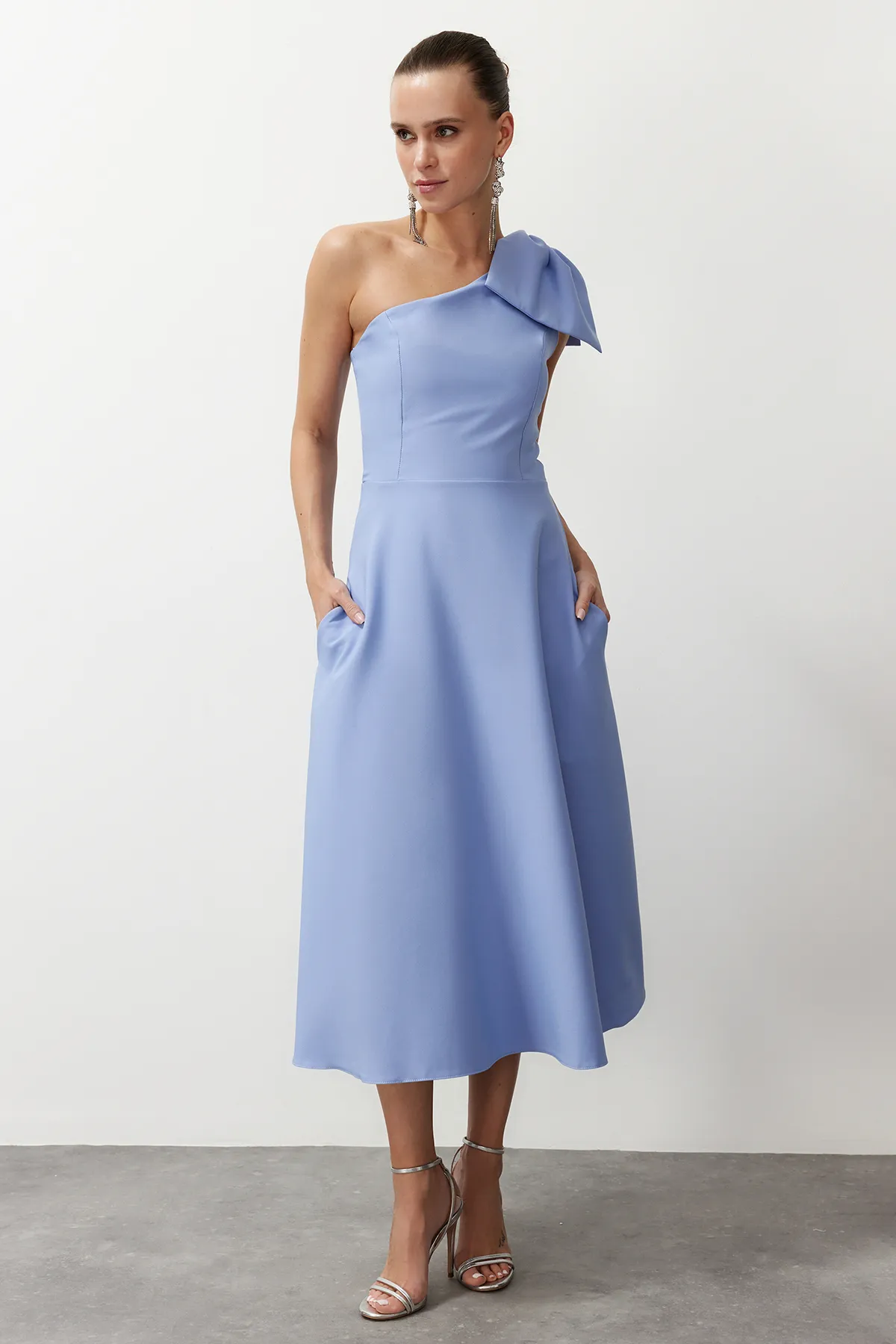 Trendyol Collection  Hellblaues, elegantes Abendkleid mit Schleife TPRSS24EL00105