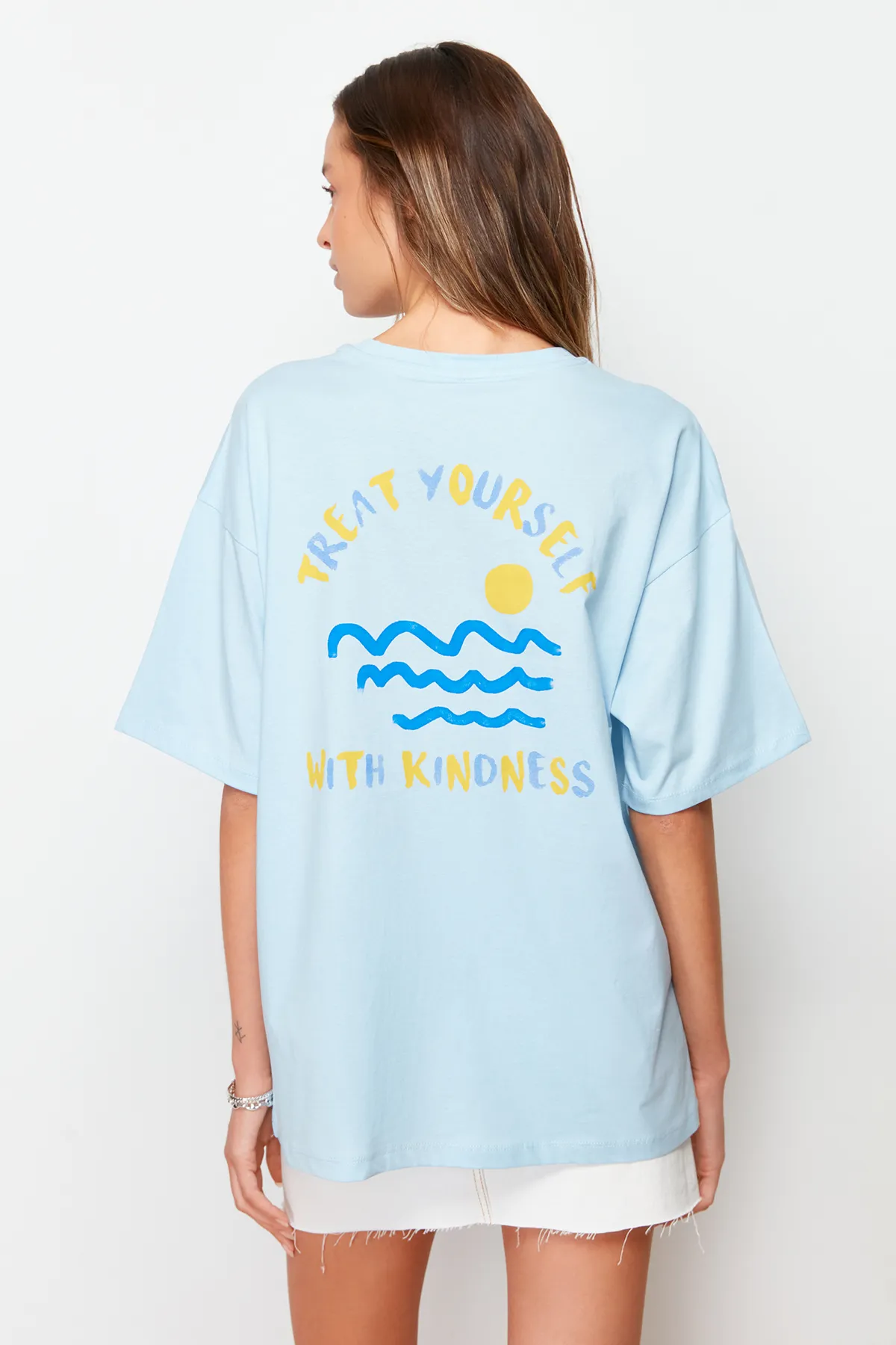 Trendyol Collection  Hellblaues Boyfriend-Strick-T-Shirt aus 100 % Baumwolle mit Rücken- und Brustaufdruck TWOSS23TS00058