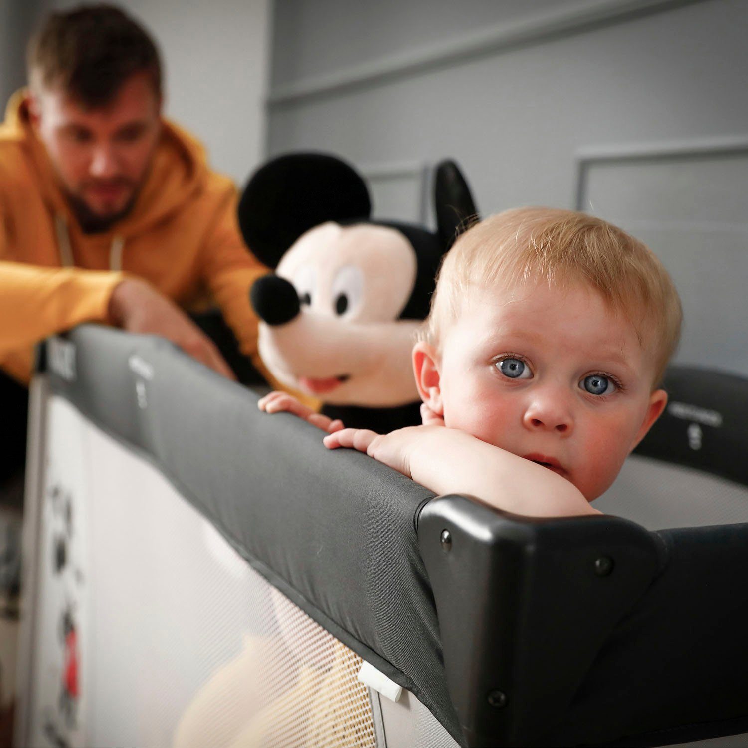 Hauck Baby-Reisebett Dream N Play - Mickey Stars, inkl. Transporttasche