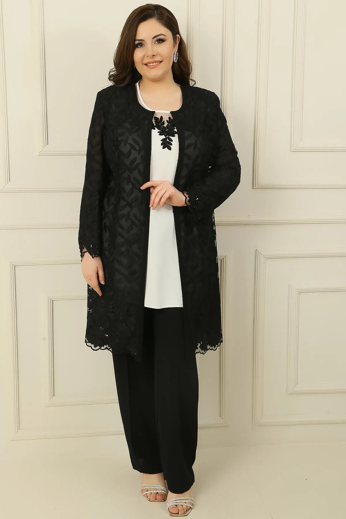 By Saygı  Dreiteiliger Anzug aus Crêpe mit Perlenstickerei, Schnürung, gefütterter Jacke, Bluse und Hose in Übergröße