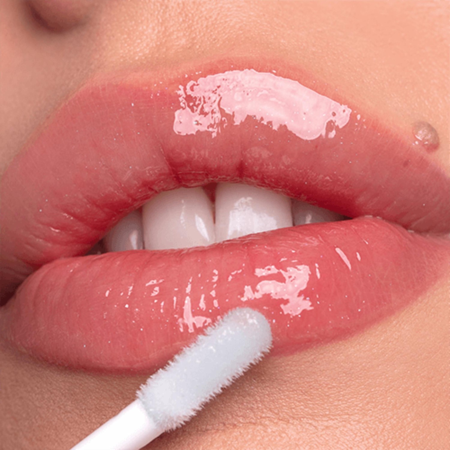 „Catrice Volumizing Extreme Lip Booster“ itin apimtį suteikiantis blizgis, 030 N'Ice Bonbon