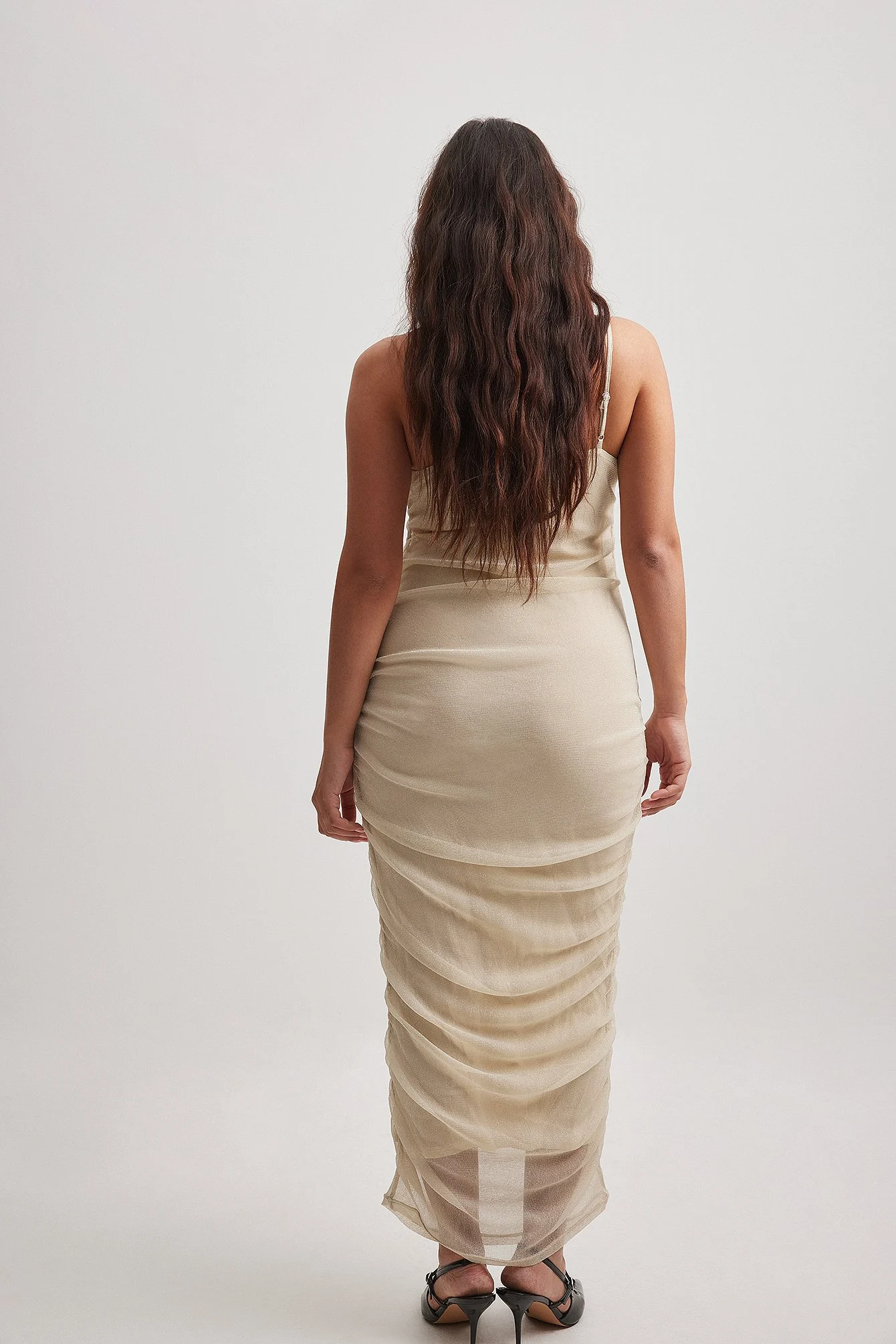 Glitzerndes Netzkleid mit Rüschen