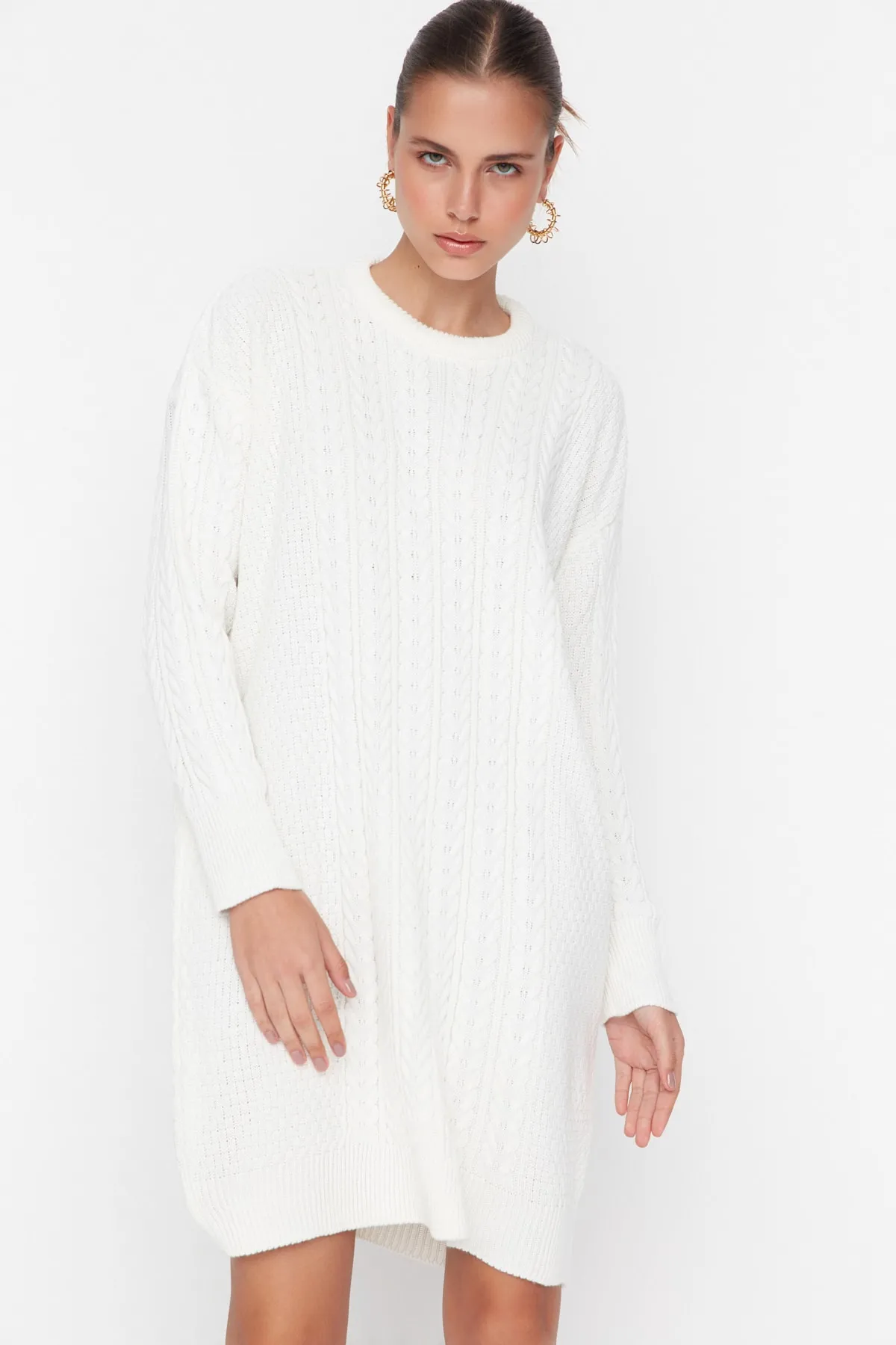Trendyol Collection  Ecrufarbenes, detailliertes Strickkleid in Übergröße TWOAW23EL00191