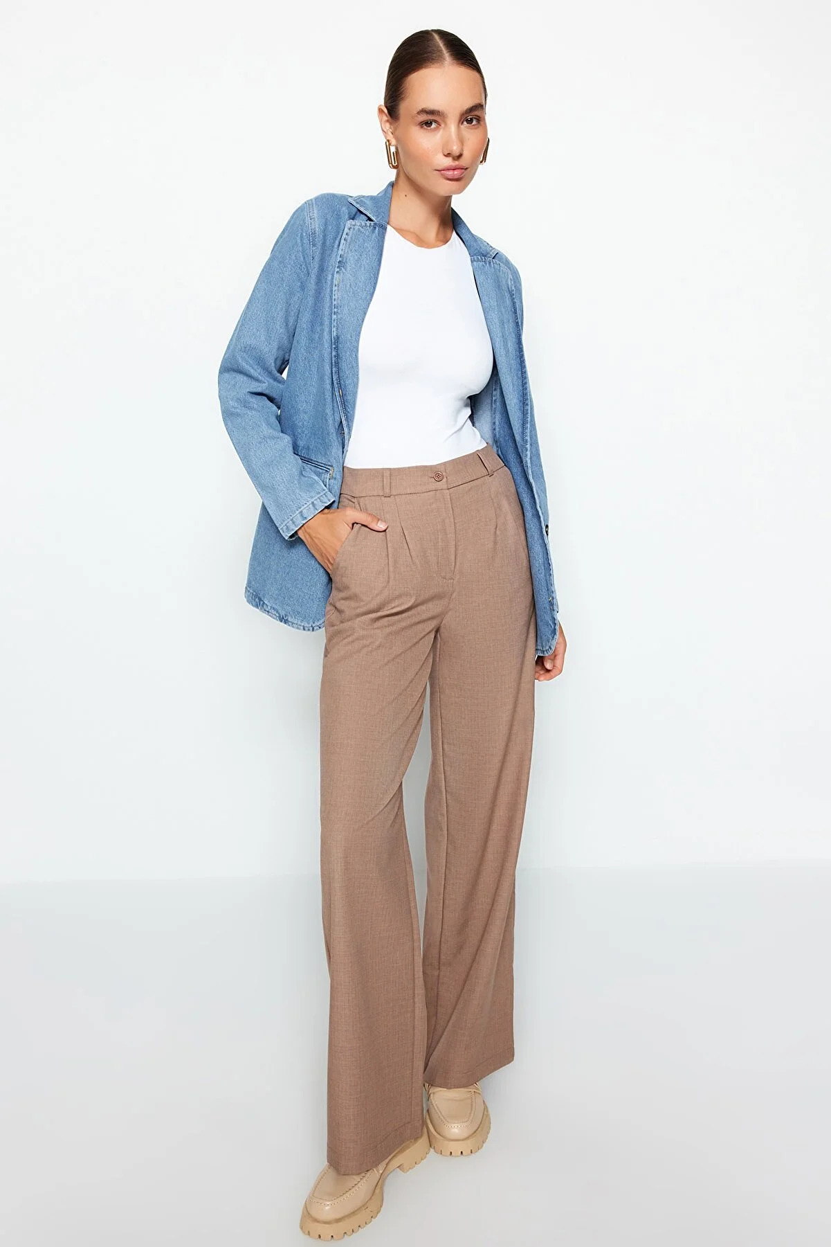 Trendyol Collection  Hellbraune, plissierte Webhose mit weitem Bein TWOAW22PL0475