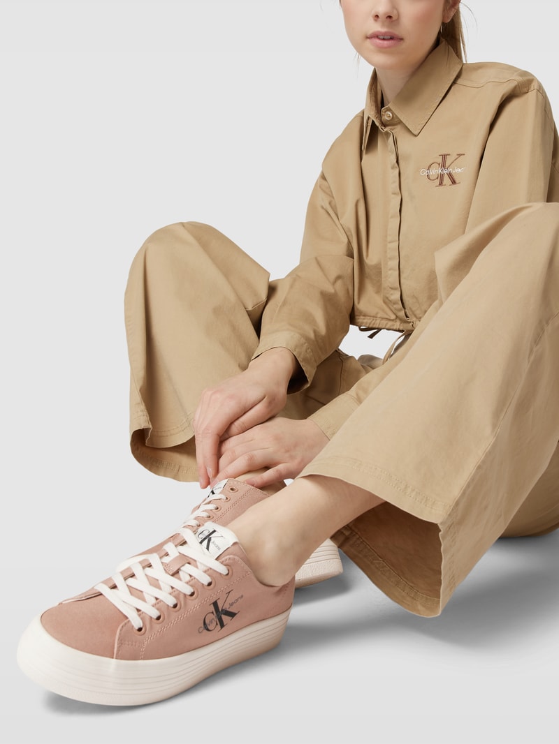Plateau-Sneaker mit Label-Details in hellrosa