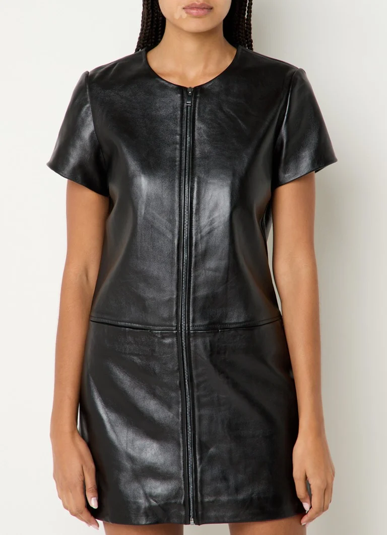 Rochie scurtă din piele de miel, cu buzunare, de la Claudie Pierlot.
