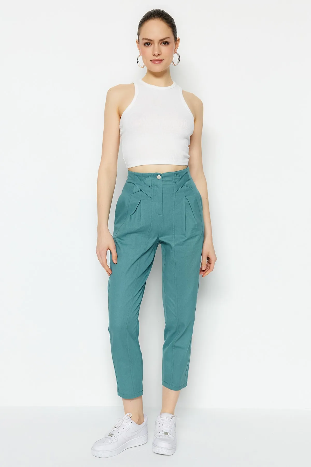 Trendyol Collection  Petrolfarbene, gewebte Hose aus Baumwolle mit Karottenmuster und detaillierten Streifen TWOAW22PL0342