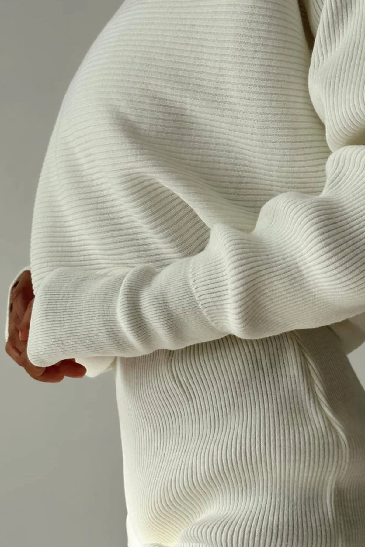vuvutasarım  Set aus weißem Rollkragenpullover mit handgekräuseltem Strickpullover und weißem Strickrock mit hoher Taille 075