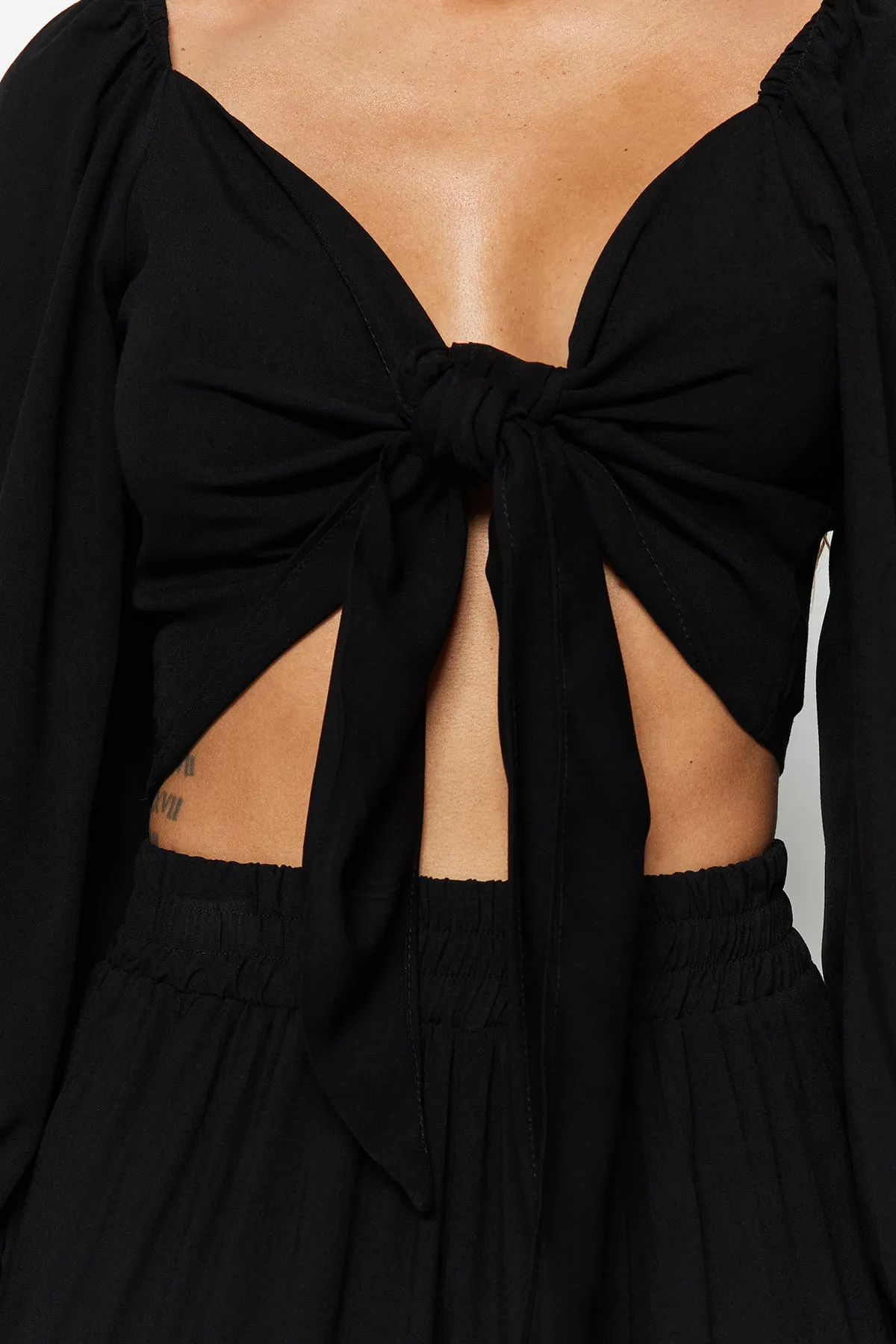 Trendyol Collection  Schwarzer gewebter Blusen-Hosenanzug mit Bindeband TBESS23AU00072