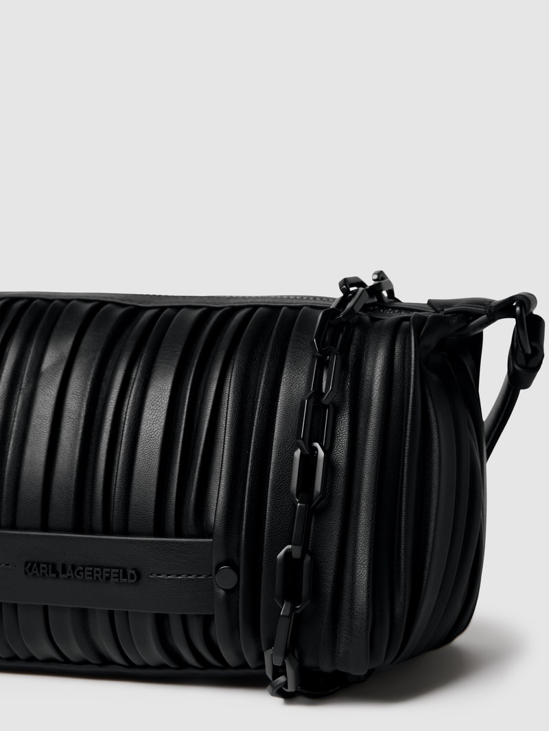 Handtasche mit Label-Detail in schwarz