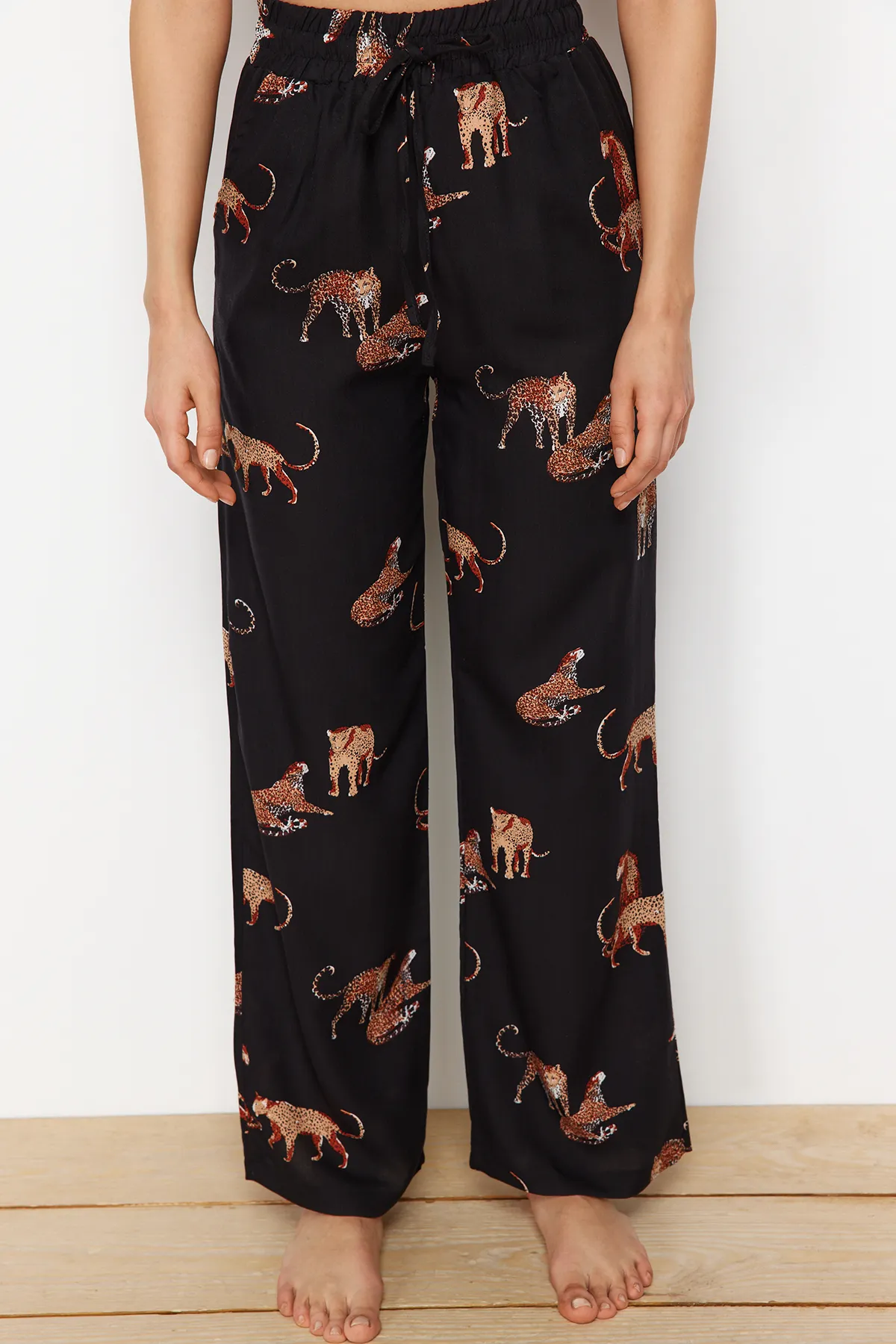 Trendyol Collection  Schwarze Pyjamahose aus Viskosegewebe mit Tiermuster THMSS24PJ00031