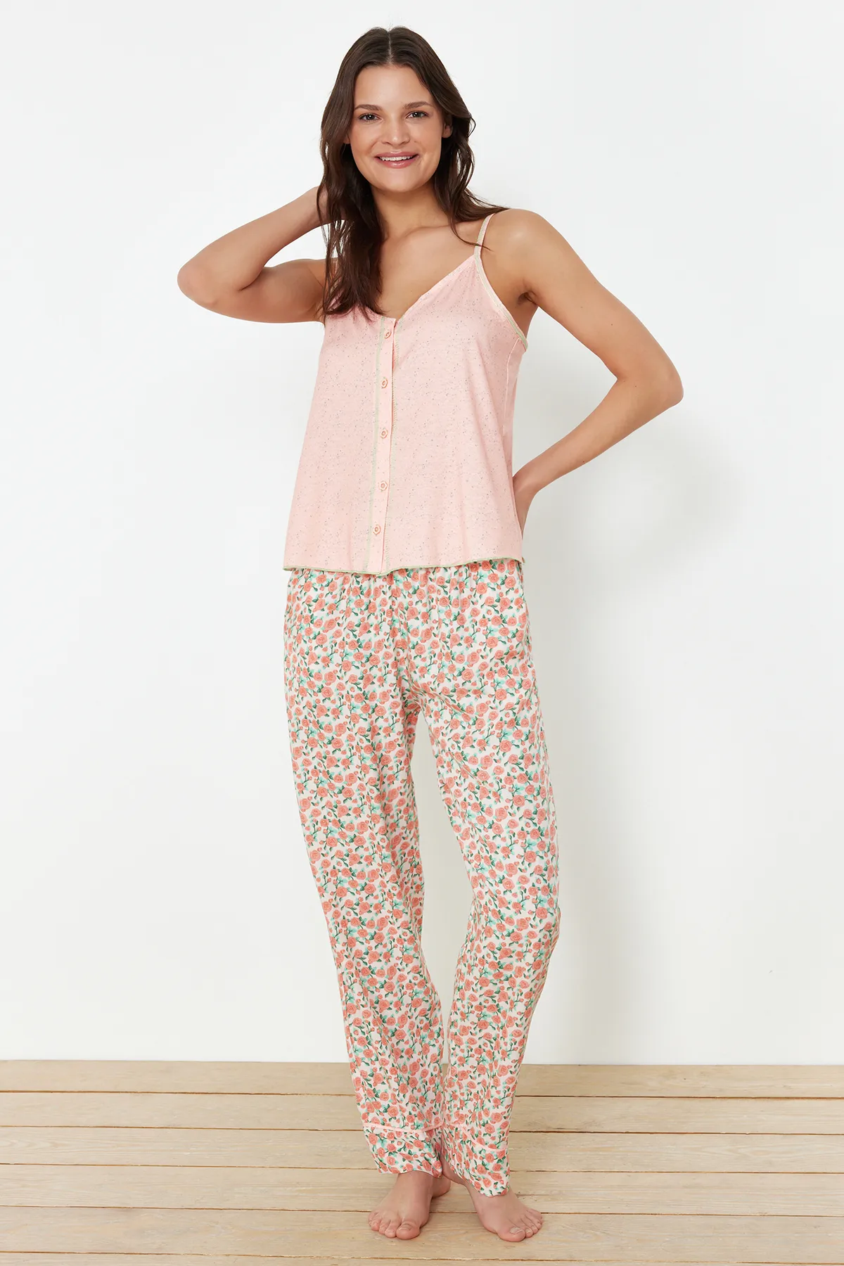 Trendyol Collection  Pyjama-Set aus 100 % Baumwolle mit Blumenmuster in Lachsfarbe – Kordelriemen THMSS24PT00306