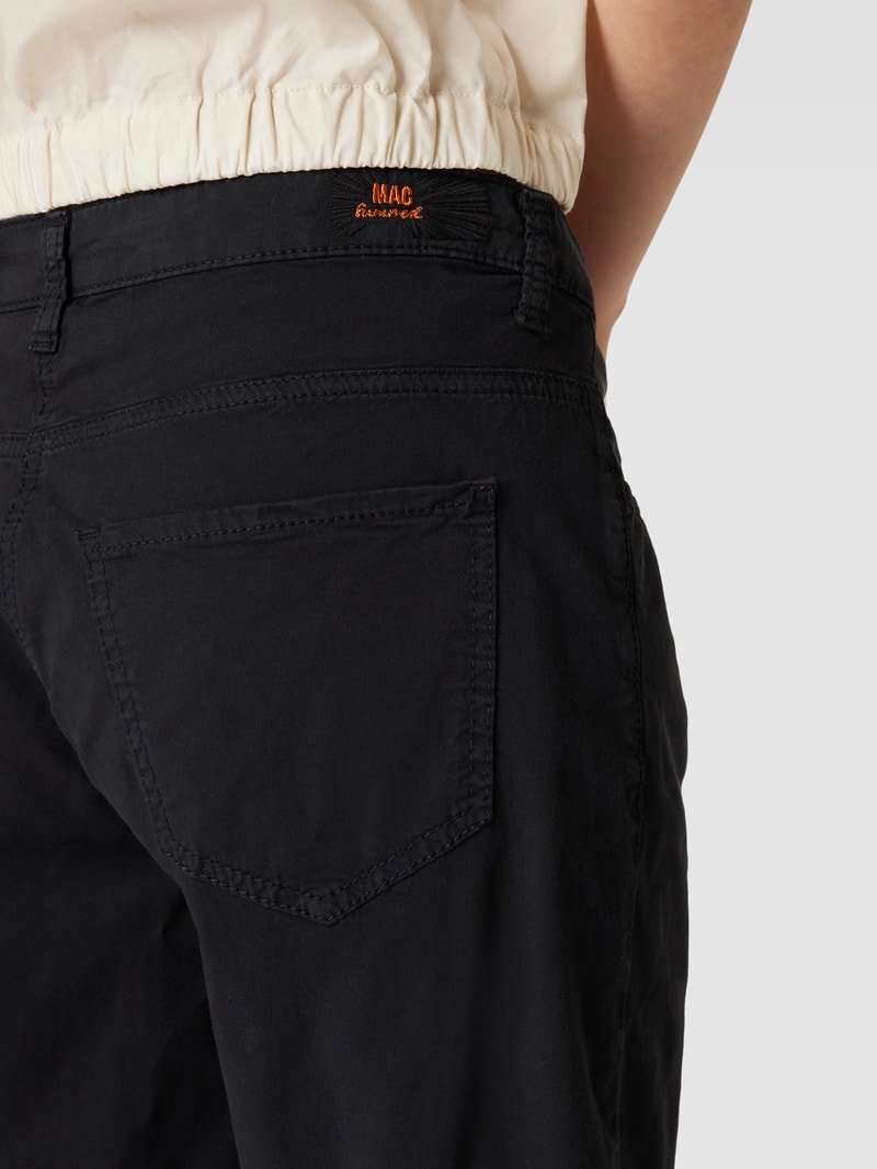 Bermudas mit seitlichen Eingrifftaschen in schwarz