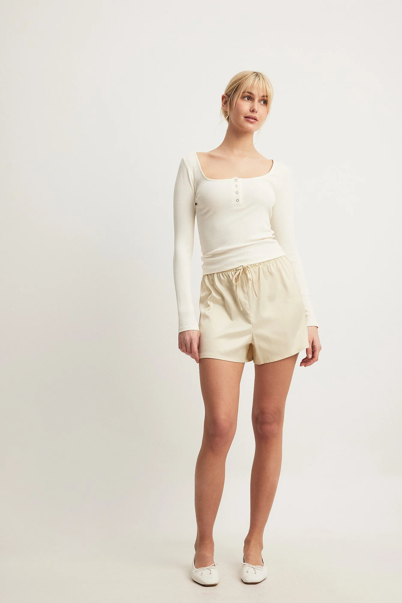 Lockere Shorts aus Satin mit hoher Taille