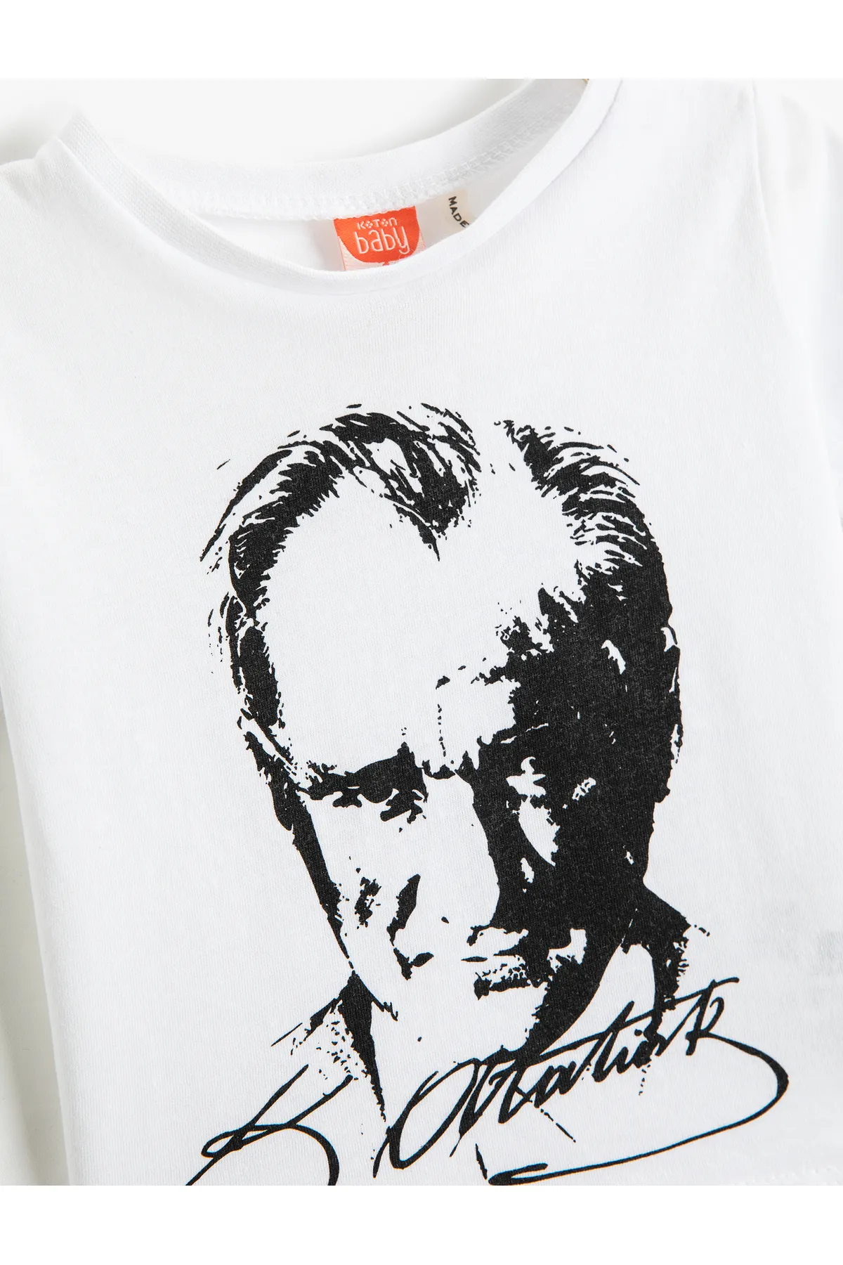 Koton  Atatürk bedrucktes T-Shirt mit kurzen Ärmeln und Rundhalsausschnitt