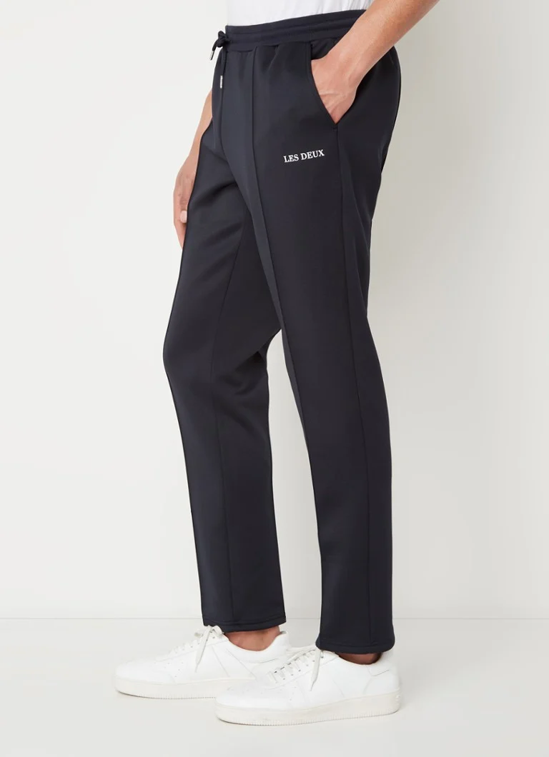 Pantaloni de costum Les Deux Ballier cu croi drept, buzunare laterale și logo.