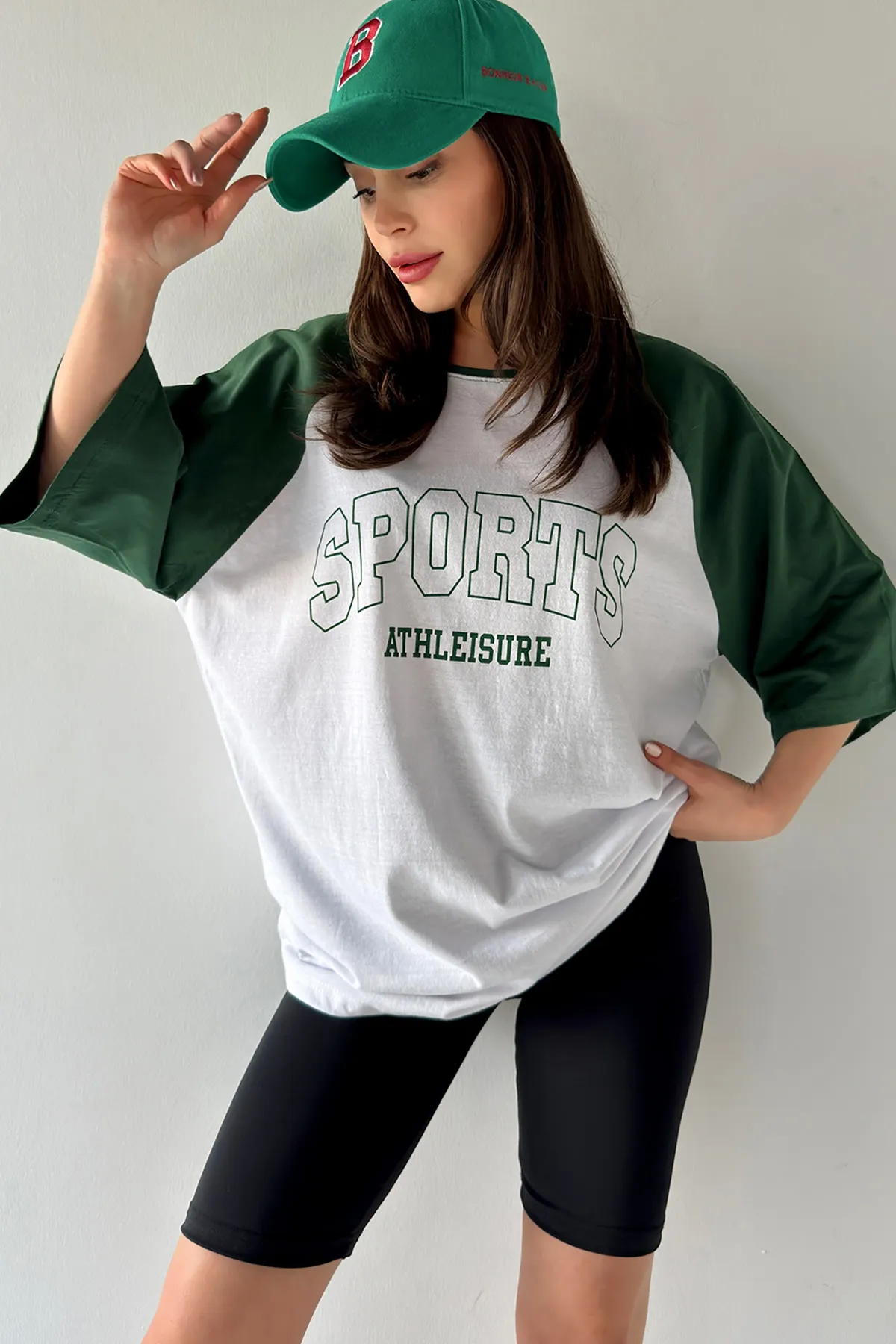 MODAGEN  Unisex-Baumwolle, weiße Ärmel, grünes, sportlich bedrucktes, übergroßes Boyfriend-T-Shirt mit Rundhalsausschnitt