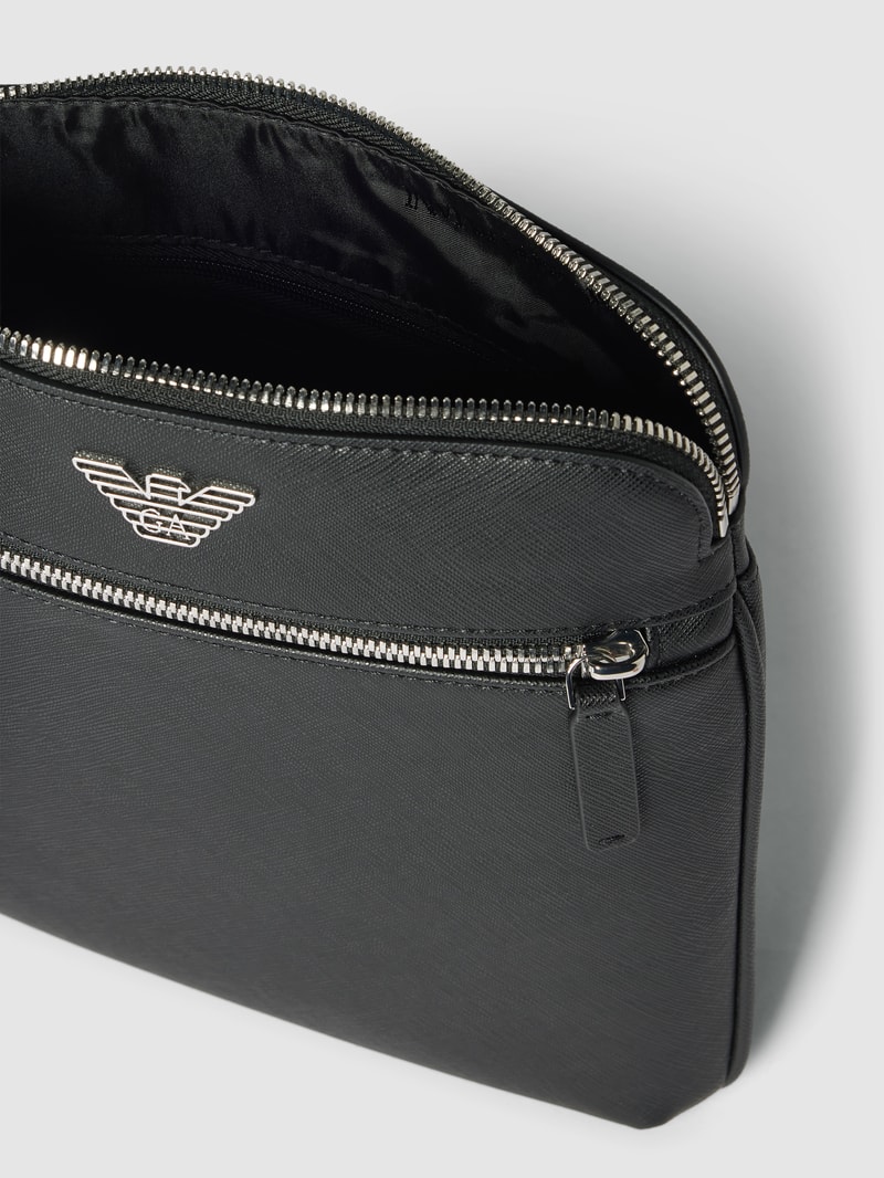 Umhängetasche mit Label-Detail in schwarz