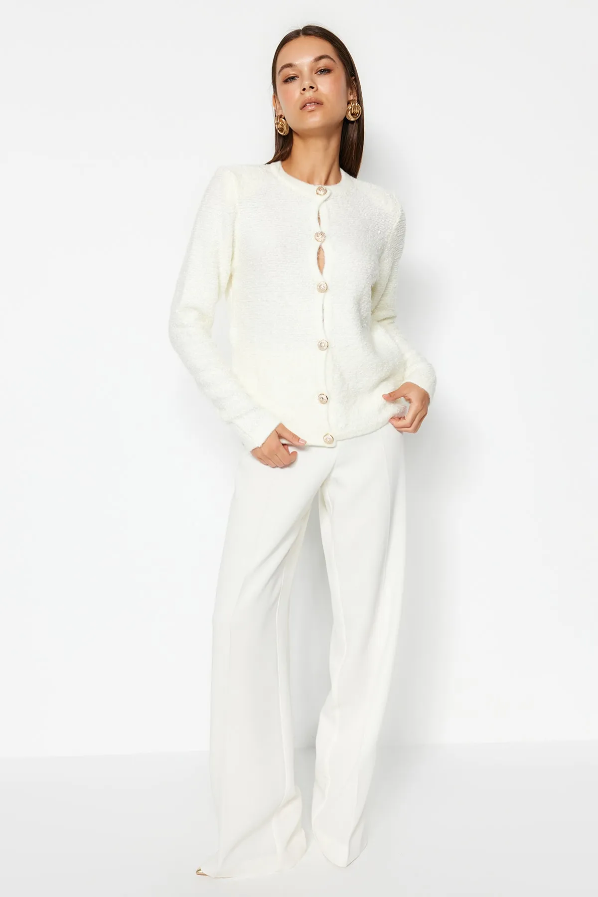 Trendyol Collection  Ecrufarbener, weich strukturierter Strick-Cardigan mit Accessoires TWOAW24HI00039