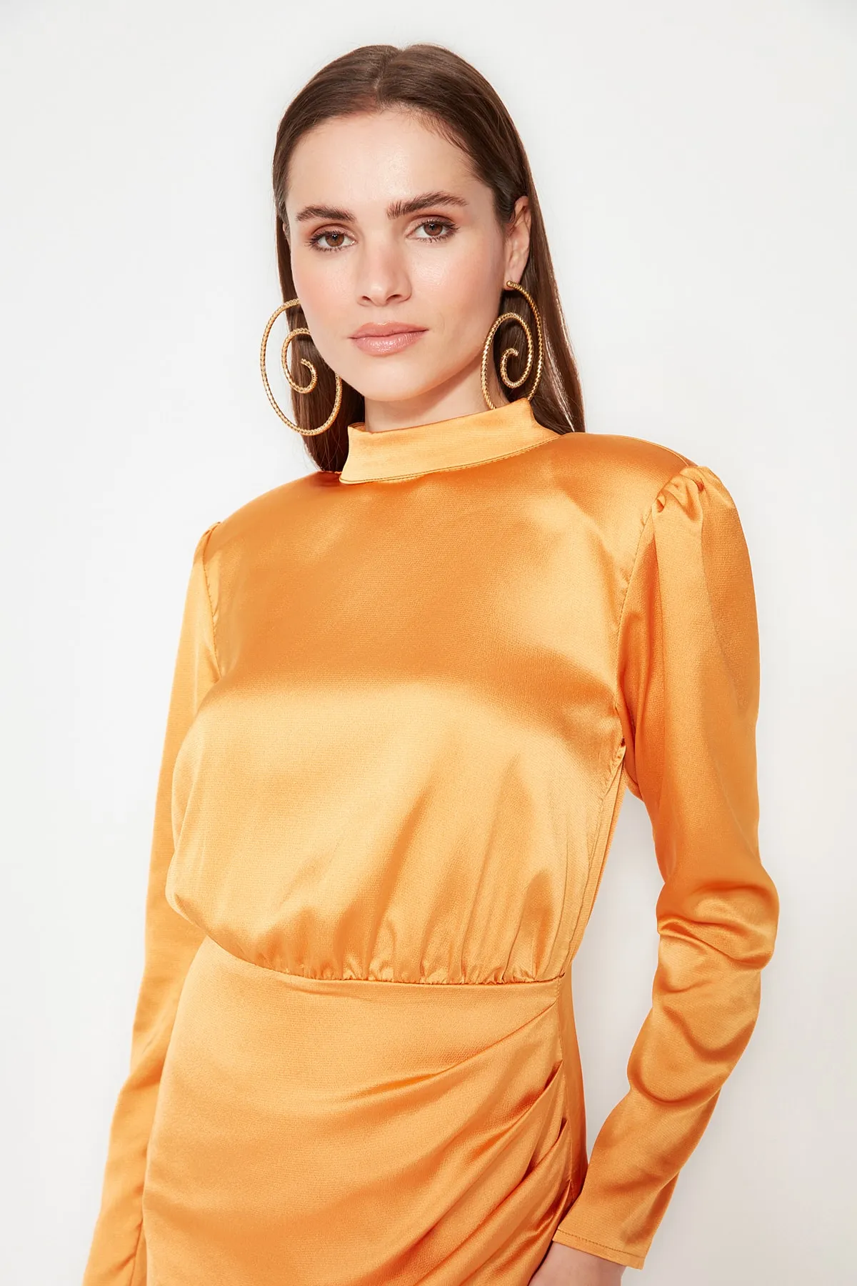 Trendyol Collection  Elegantes Abendkleid aus gewebtem Satin in Orange mit hohem Kragen TPRAW22EL1217