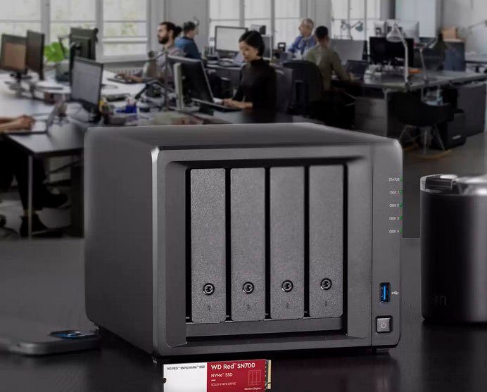 Western Digital WD Red SN700 NAS SSD NVMe interne SSD (1 TB) 3430 MB/S Lesegeschwindigkeit, 3000 MB/S Schreibgeschwindigkeit