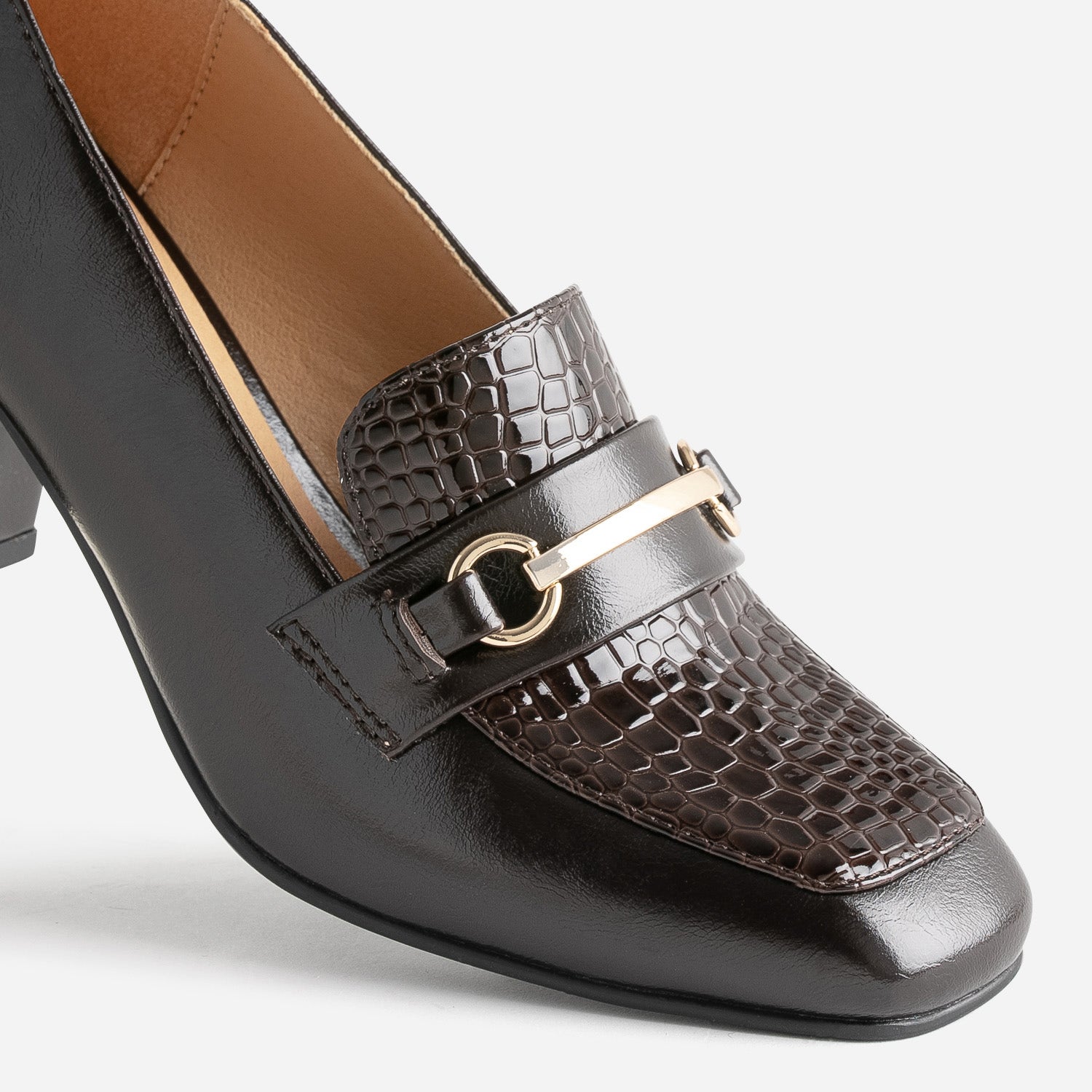 Mocassin à talon marron verni