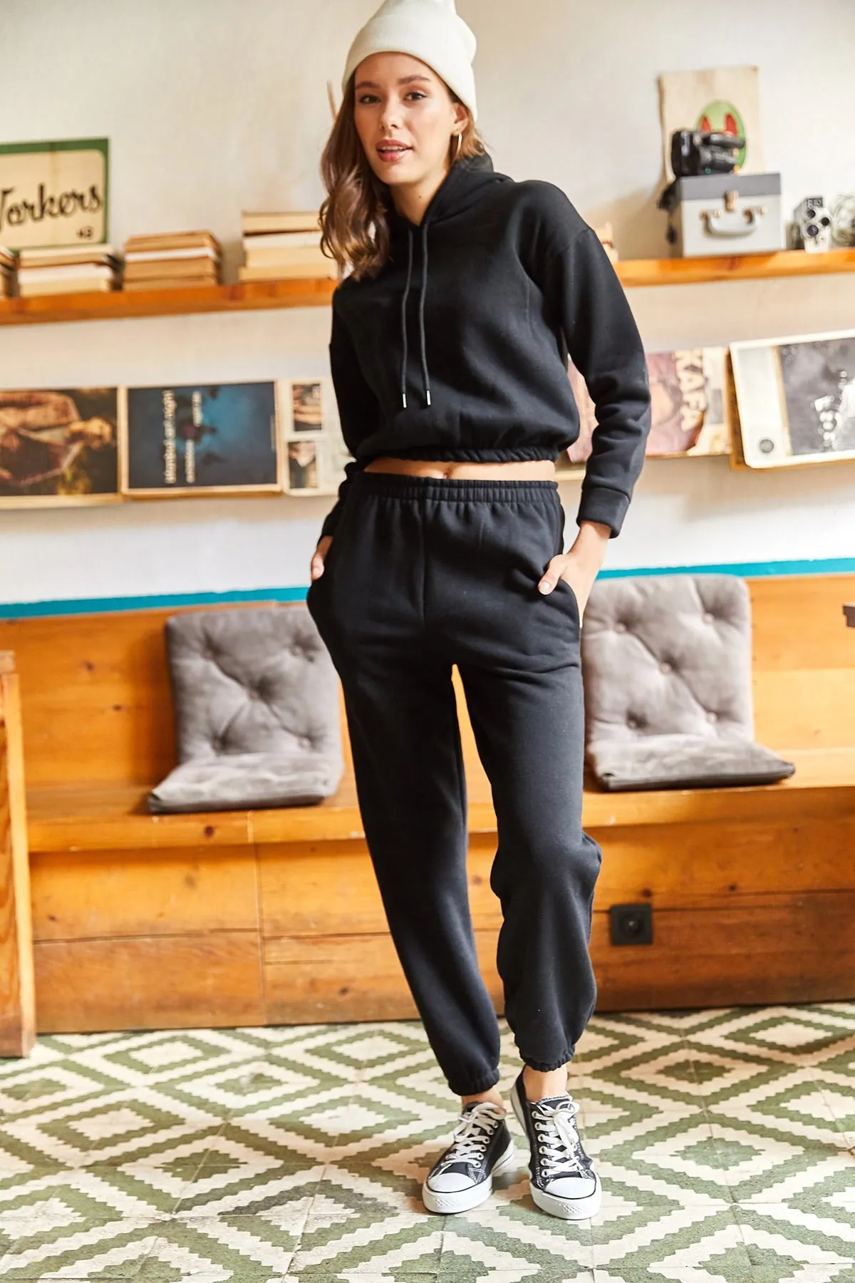 Olalook  Schwarzes Damen-Trainingsanzug-Set mit kurzem Oberteil, kurzer Hose, Tasche und Fleece-Innenseite ETKM-0000060