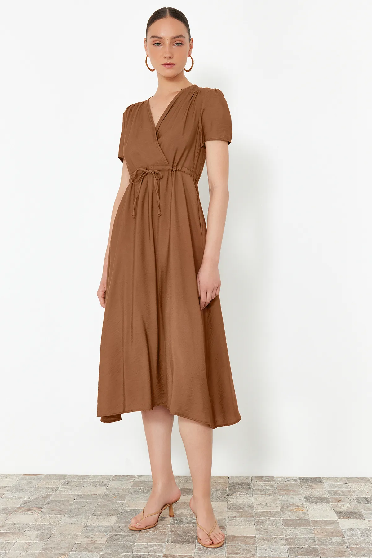 Trendyol Collection  Braunes, gewebtes Midi-Kleid mit V-Ausschnitt und Taillenöffnung TWOSS24EL00501