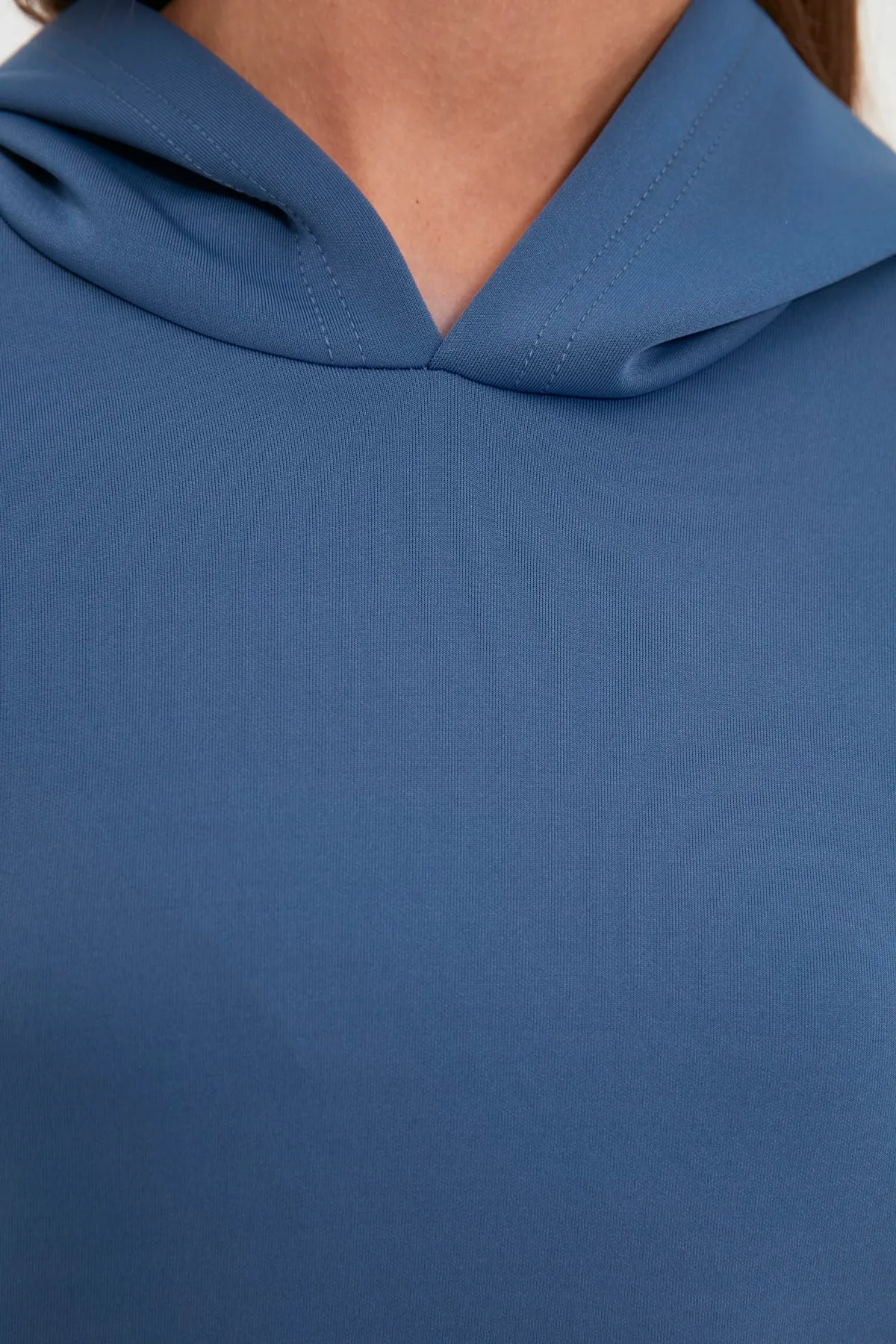 Trendyol Modest  Marineblaues, weit geschnittenes Oversize-Sweatshirt aus Scuba-Strick mit Kapuze und Taschen TCTAW22TW0151