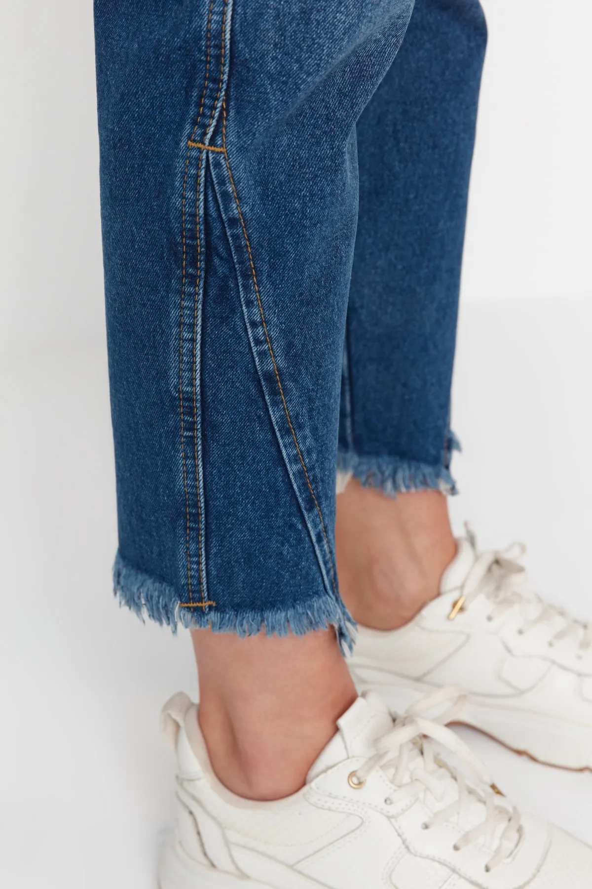 Trendyol Collection  Blaue, nachhaltigere Mom-Jeans mit hoher Taille und Beindetail TWOAW23JE00381