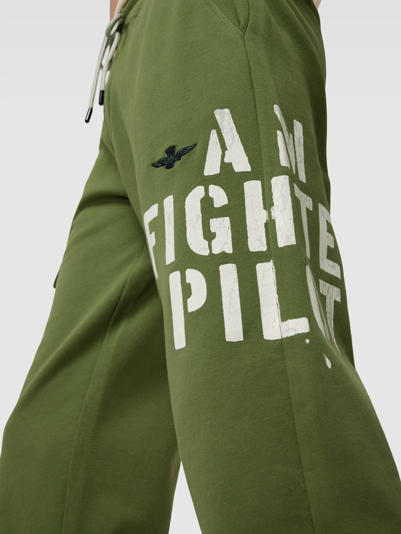 Sweatpants mit Label-Print in olivgrün