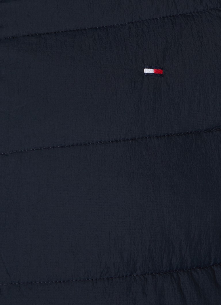 Jaqueta acolchoada Tommy Hilfiger com capuz e logotipo.