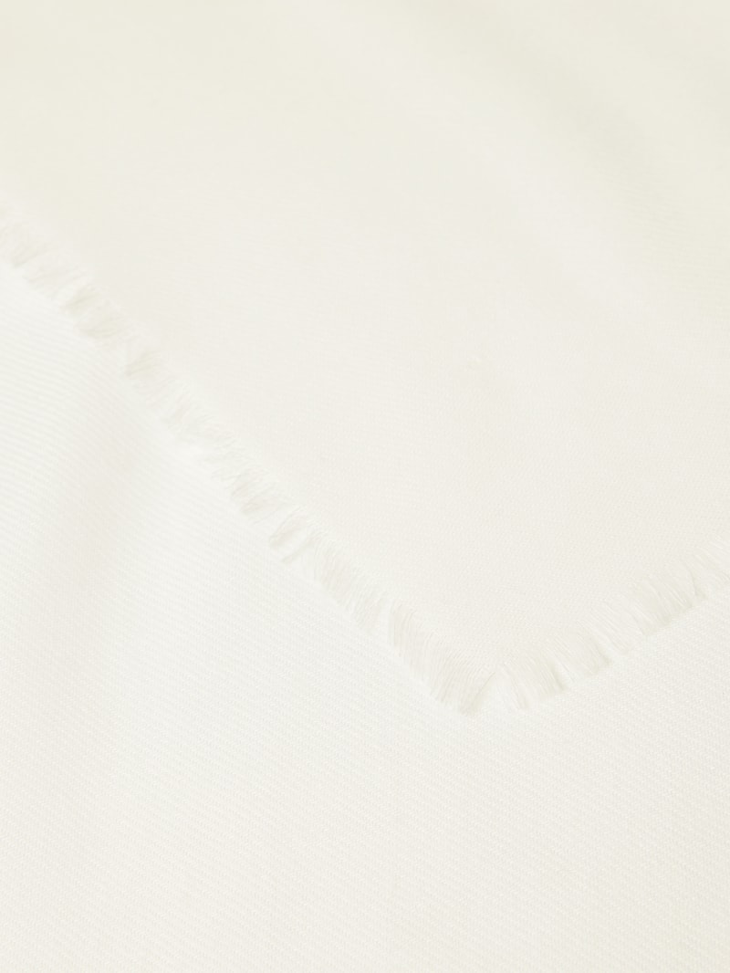 Schal mit ausgefransten Abschlüssen in offwhite