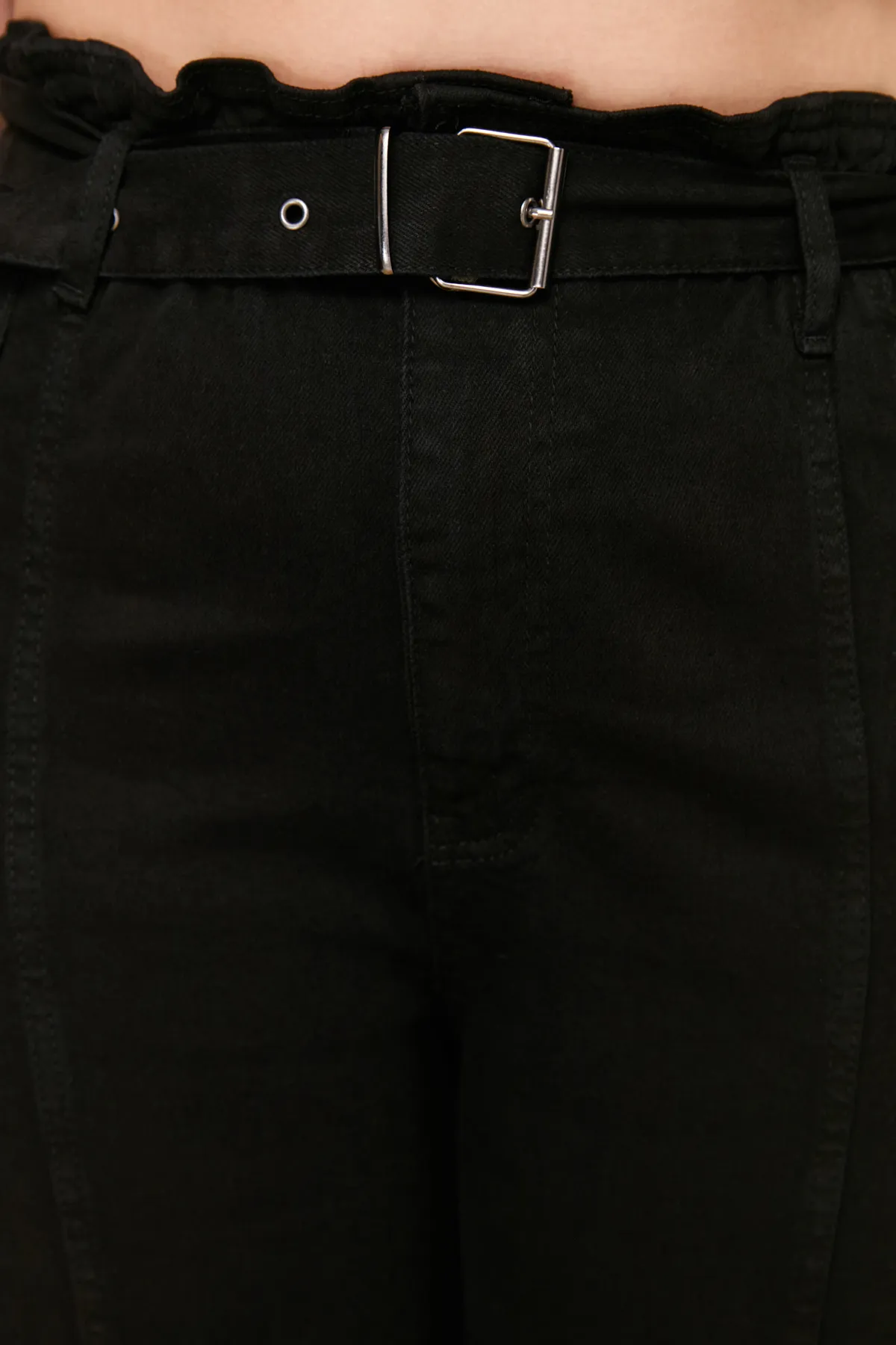 Trendyol Curve  Schwarze High-Waist-Jeans mit Gürtel und Nähten, detaillierte Straight-Fit-Jeans TBBAW24CJ00013