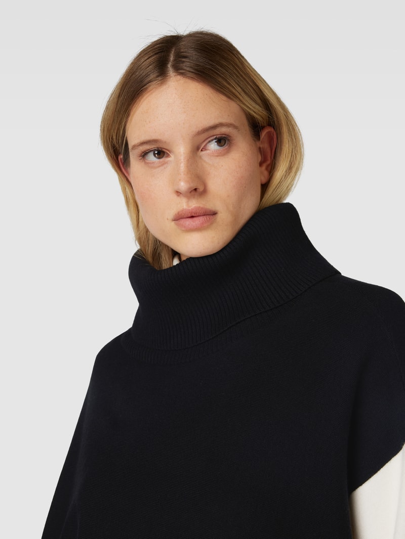 Poncho mit Kontrastbesatz in schwarz