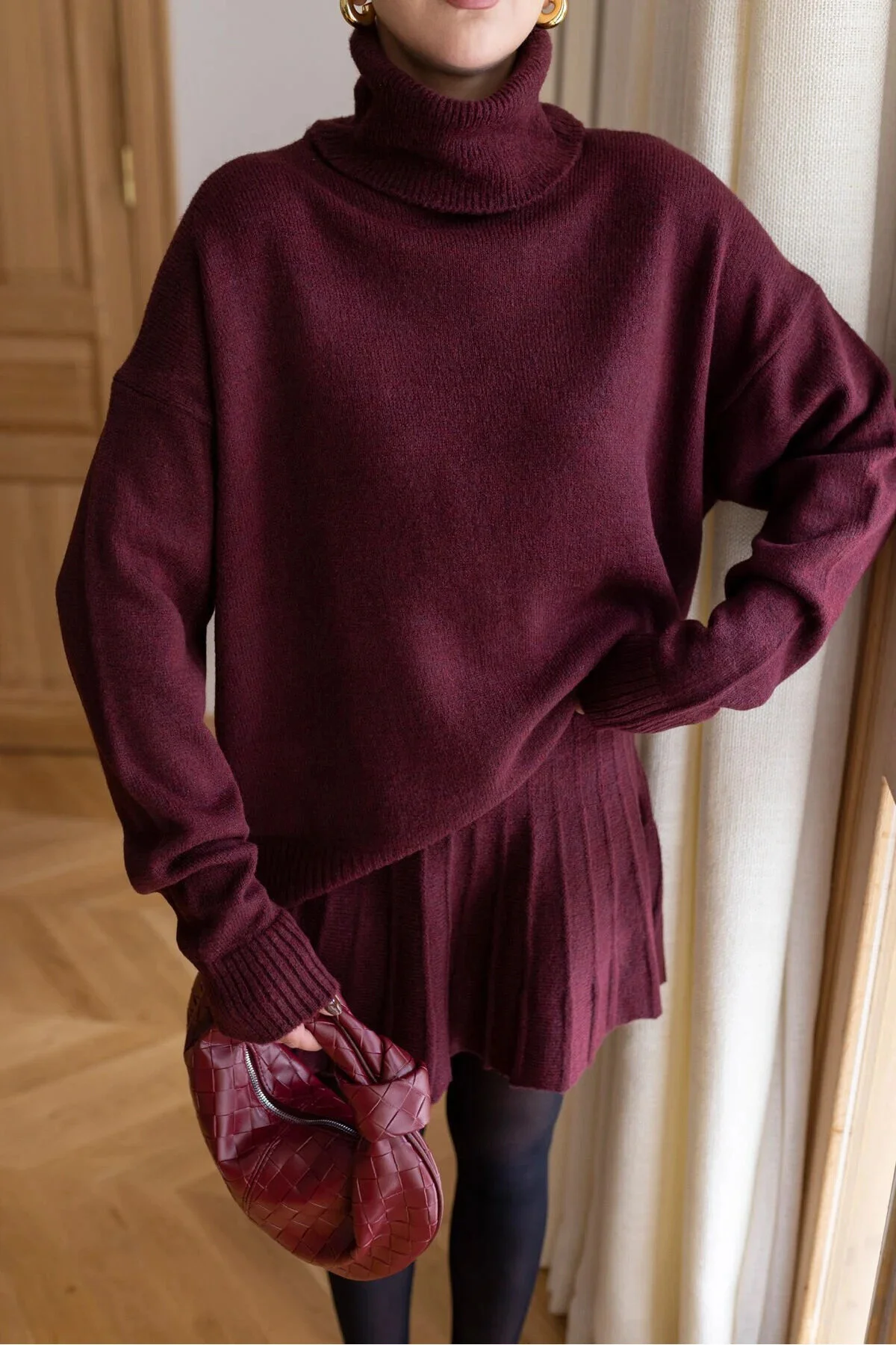 Laluvia  Burgunderrotes Strickset mit Faltenrock und Halspullover