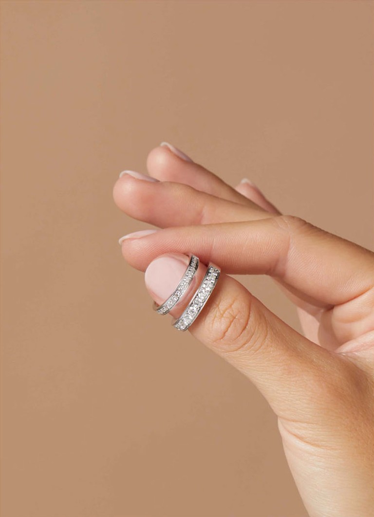 Inel cu vârf de diamant din aur alb cu un diamant de 0,27 ct, perfect pentru o nuntă.