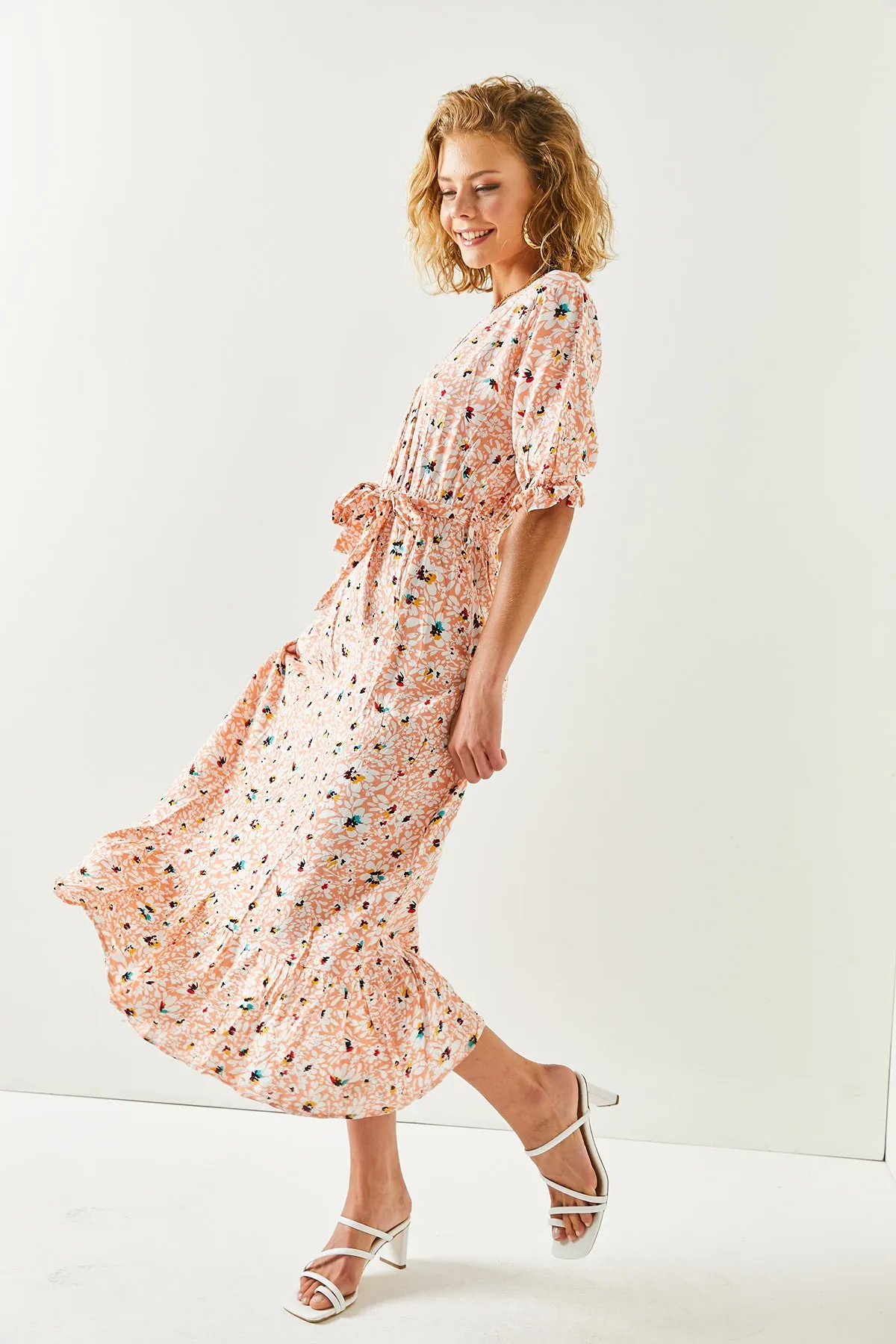 Olalook  Lachsweißes Damenkleid aus gewebter Viskose mit Knöpfen und Gürtelärmeln ELB-19001524