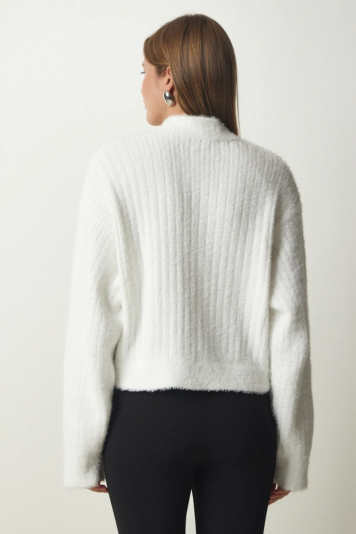 Happiness İstanbul  Weißer Damen-Strickcardigan mit Perlenknöpfen und Bärtchen MT00144