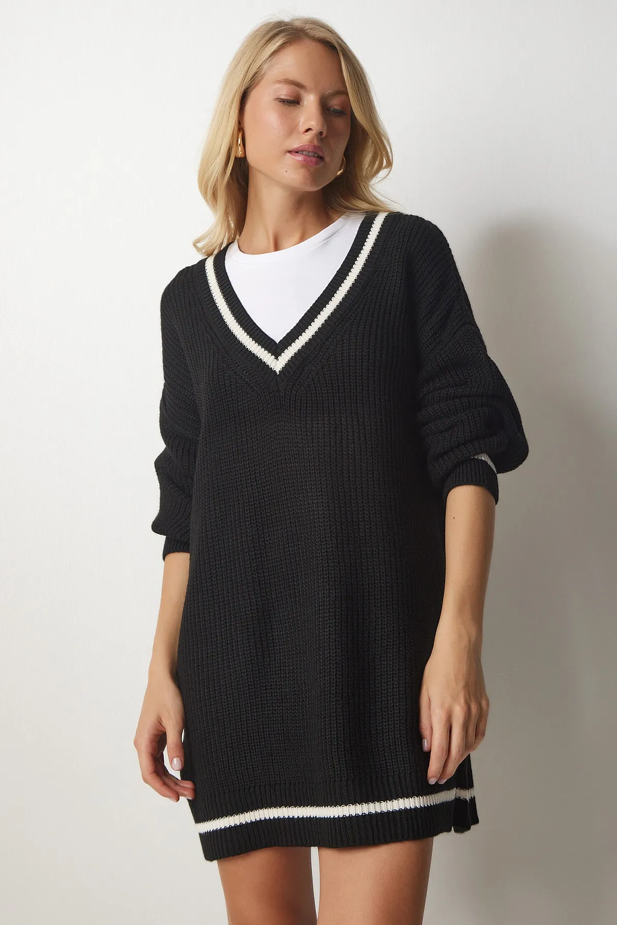 Happiness İstanbul  Schwarzes, langes, übergroßes Strick-Sweatshirt mit V-Ausschnitt für Damen, BP00140