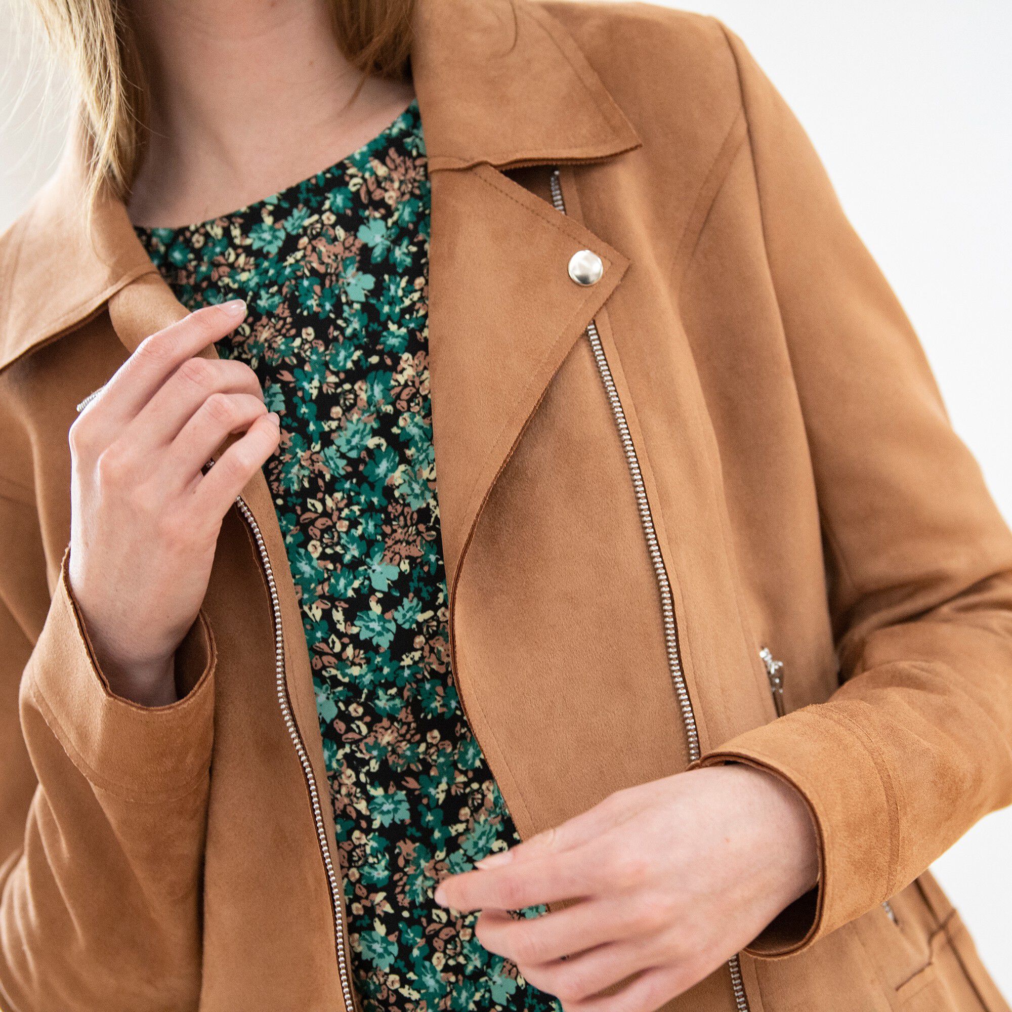Blouson zippé col tailleur pressionné, suédine