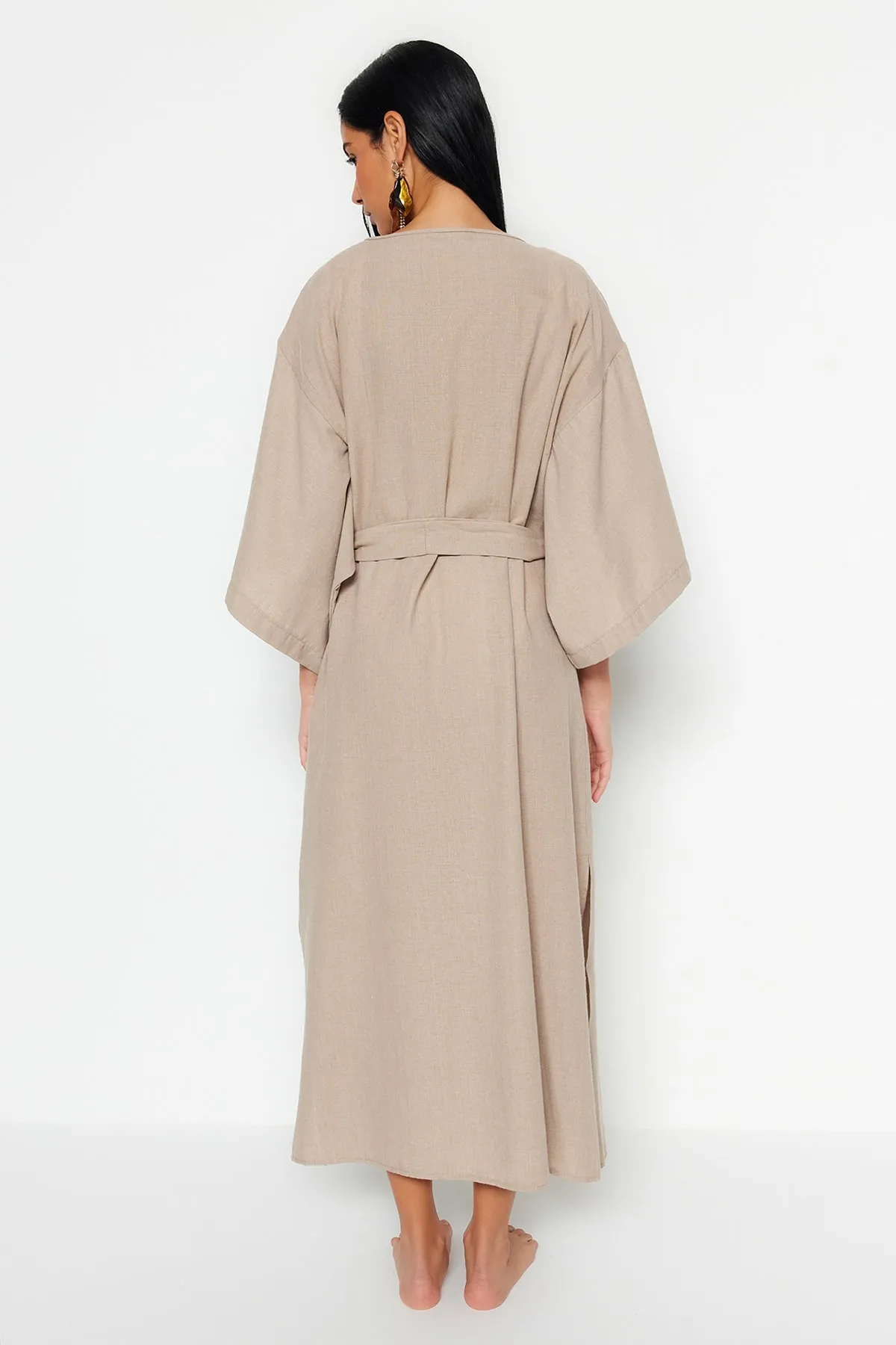 Trendyol Collection  Beigefarbener, gewebter Maxi-Kimono und Kaftan in Leinenoptik mit Gürtel TBESS23KM00058