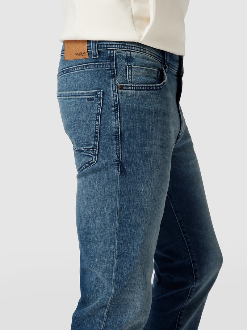 Jeans mit Label-Patch in royalblau
