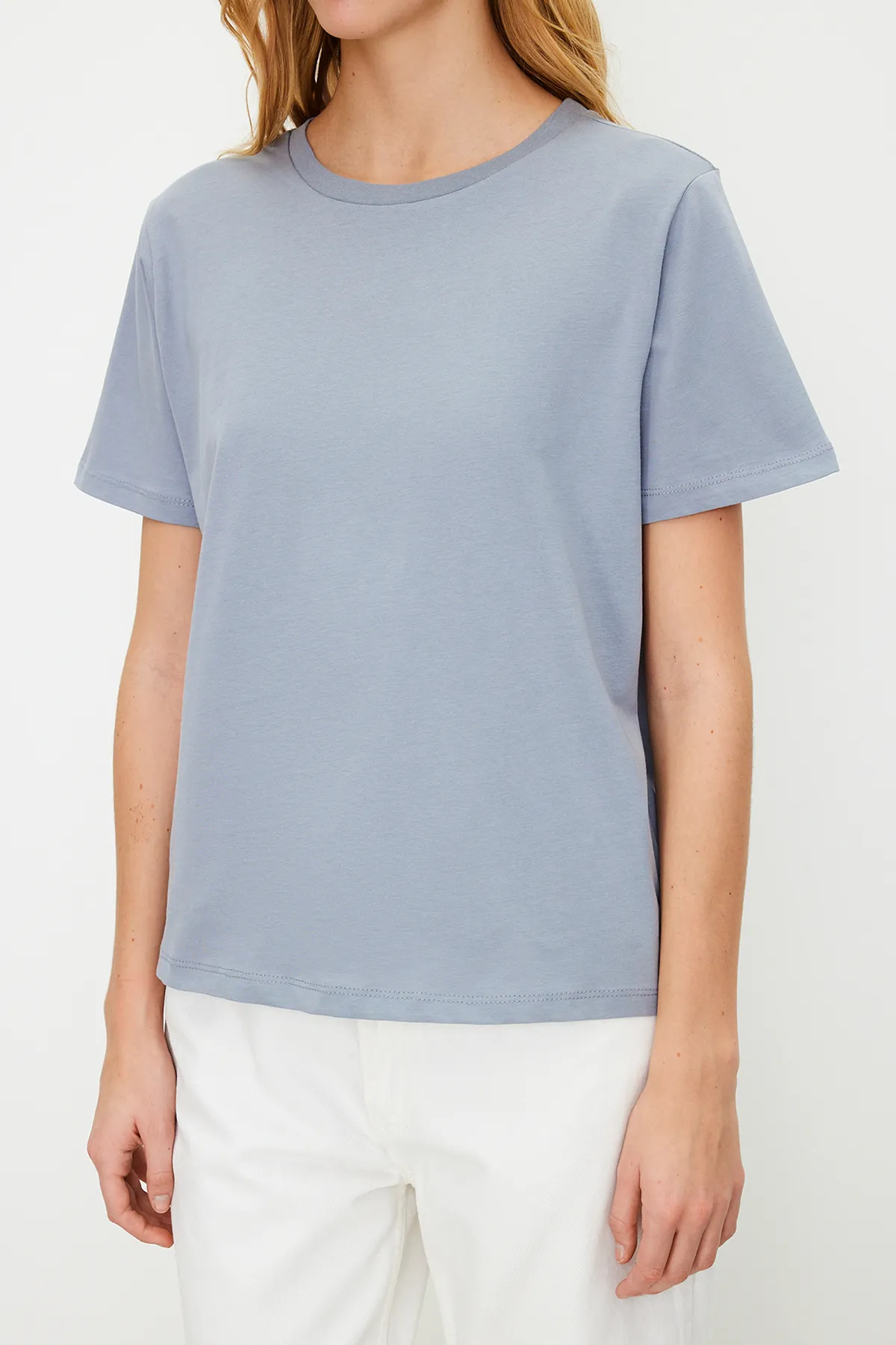 Trendyol Collection  Graues Basic-Strick-T-Shirt mit Rundhalsausschnitt aus 100 % Baumwolle TWOSS23TS00000