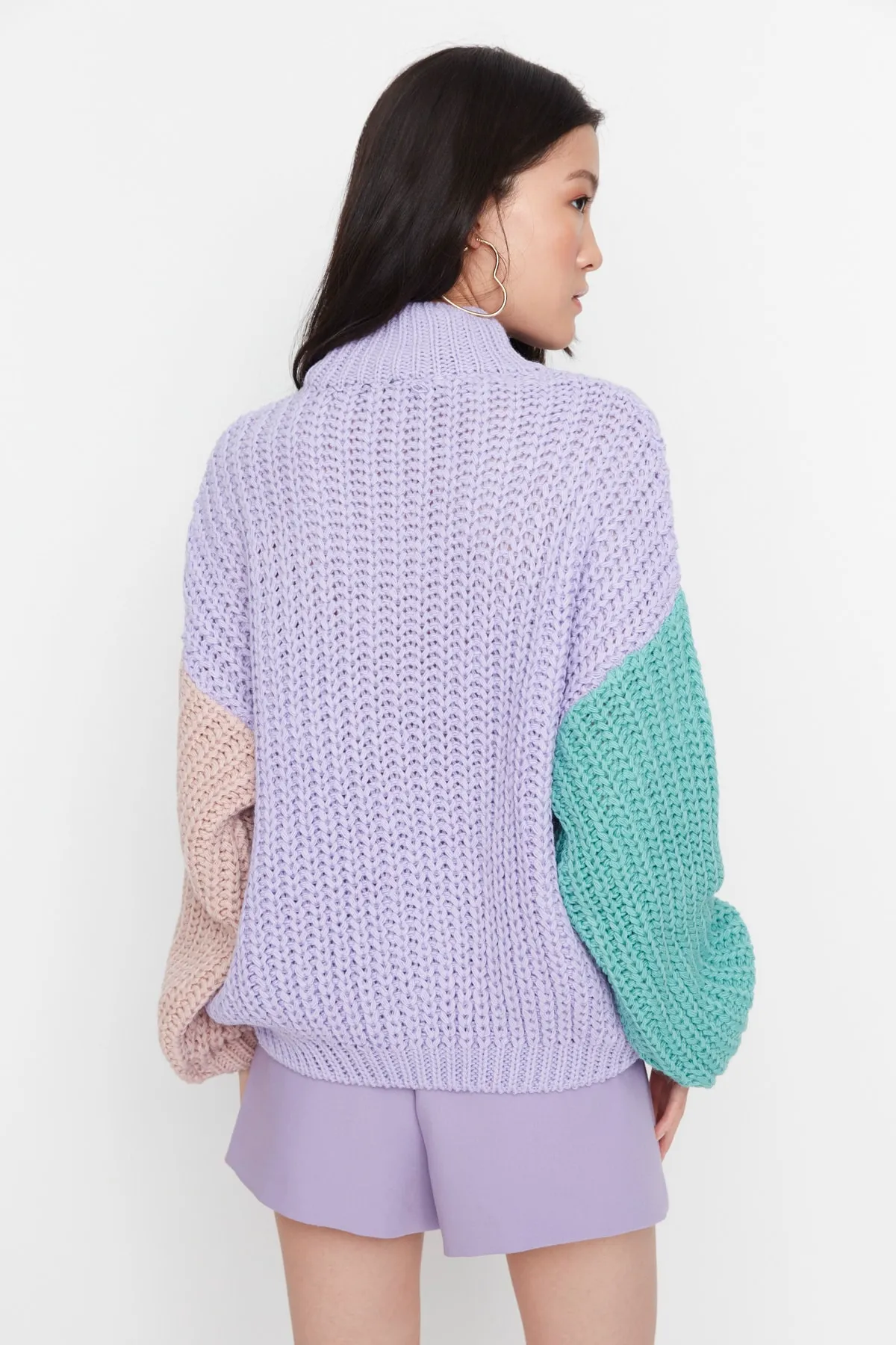 Trendyol Collection  Lilafarbener, weich strukturierter Strickpullover mit Farbblockdesign und weiter Passform TWOAW21KZ0271