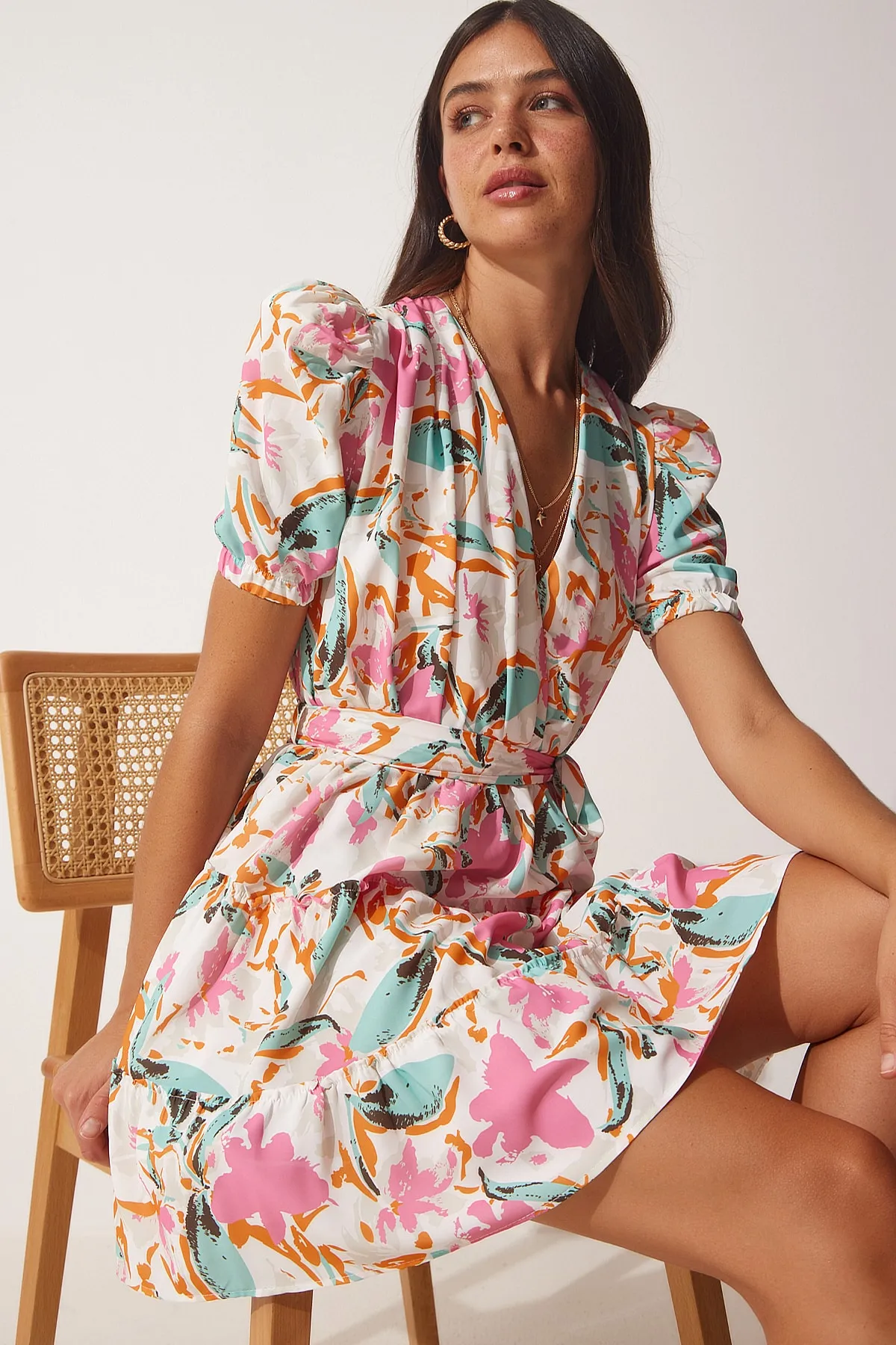 Happiness İstanbul  Cremefarbenes, rosa gemustertes Sommer-Minikleid mit Wickelkragen für Damen RV00113