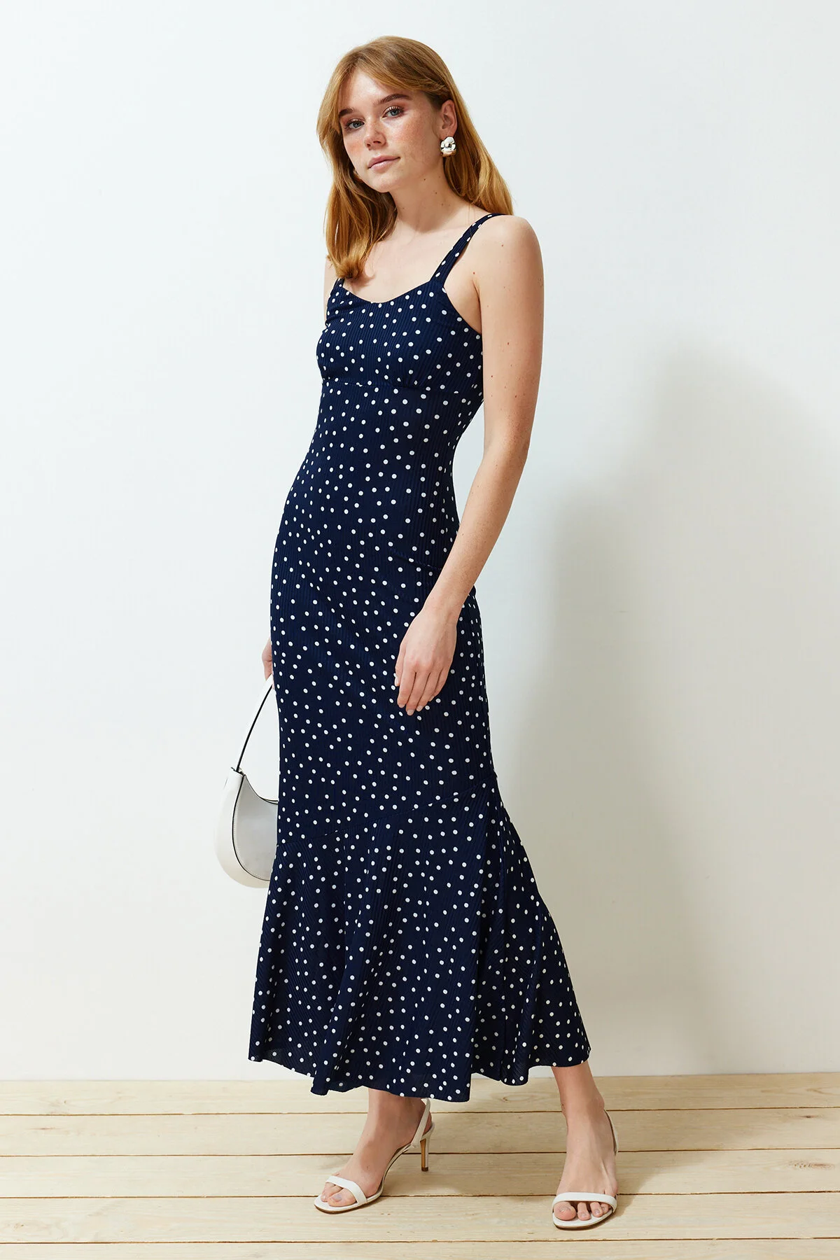 Trendyol Collection  Marineblaues gemustertes, tailliertes, geripptes, flexibles Strick-Maxi-Bleistiftkleid mit Riemchen TWOSS24EL00682