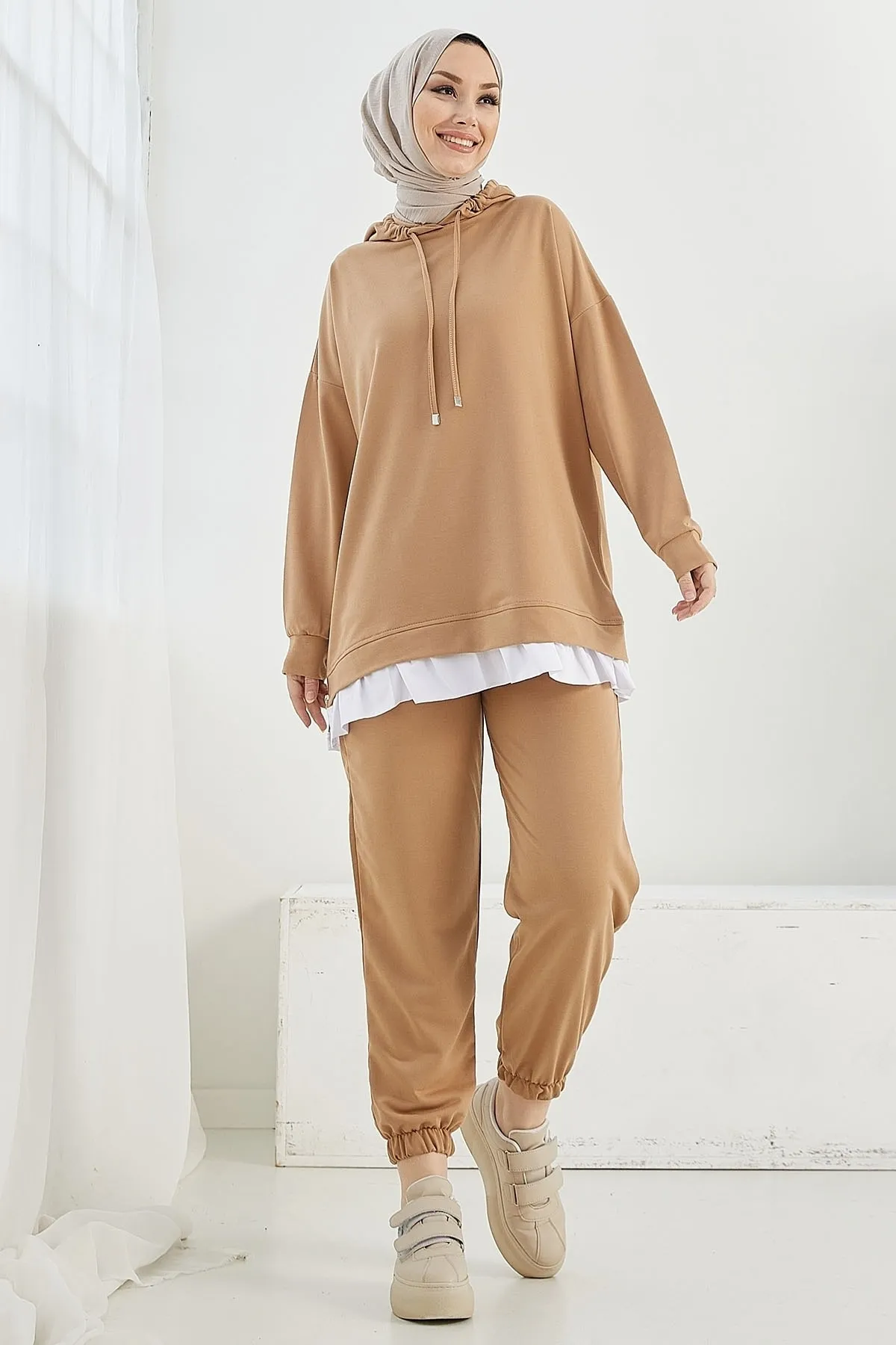InStyle  Losya Doppelanzug mit Kapuze und seitlichen Reißverschlüssen – Kamel